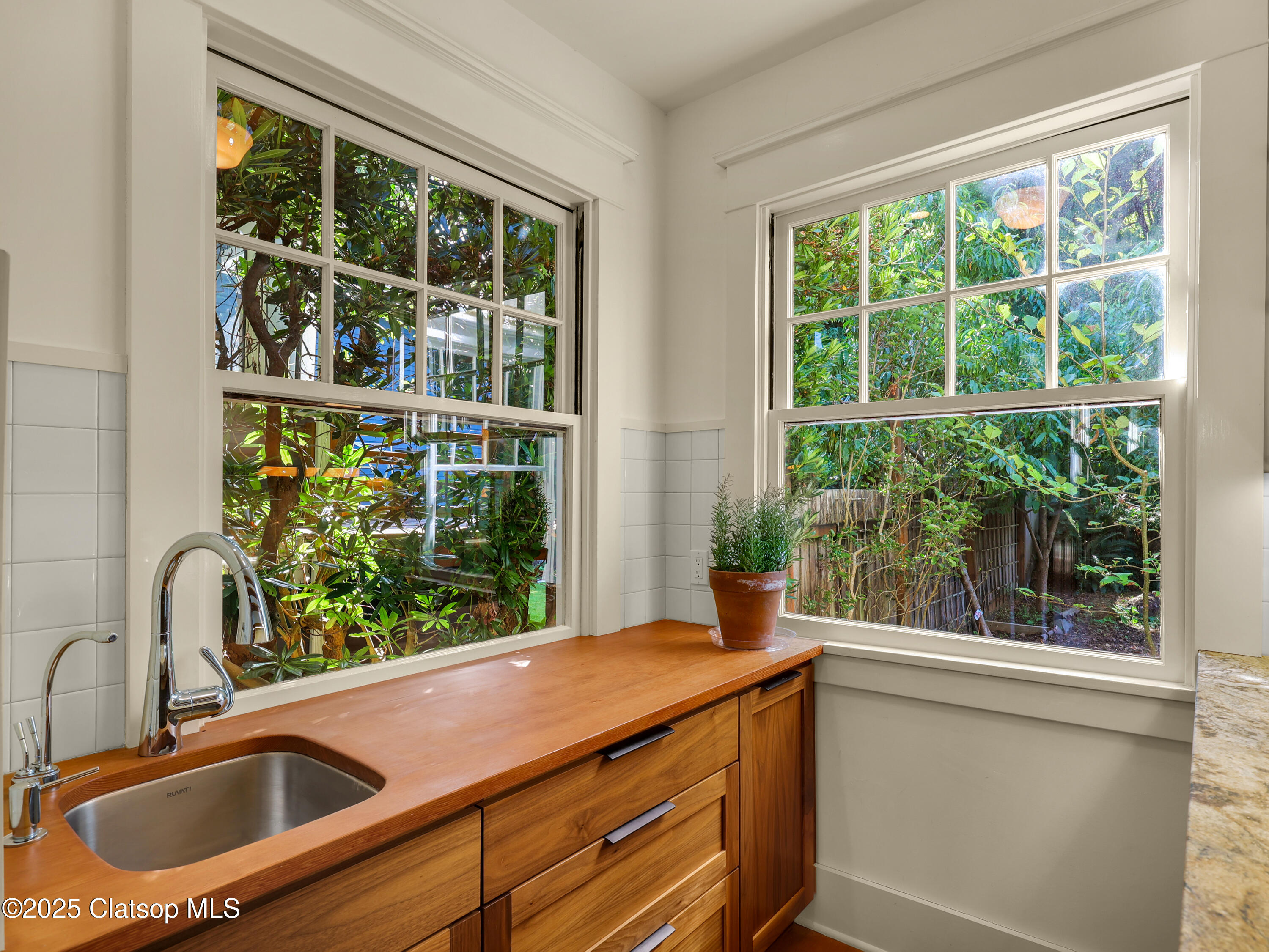 1925 Irving Avenue Property Photo 20