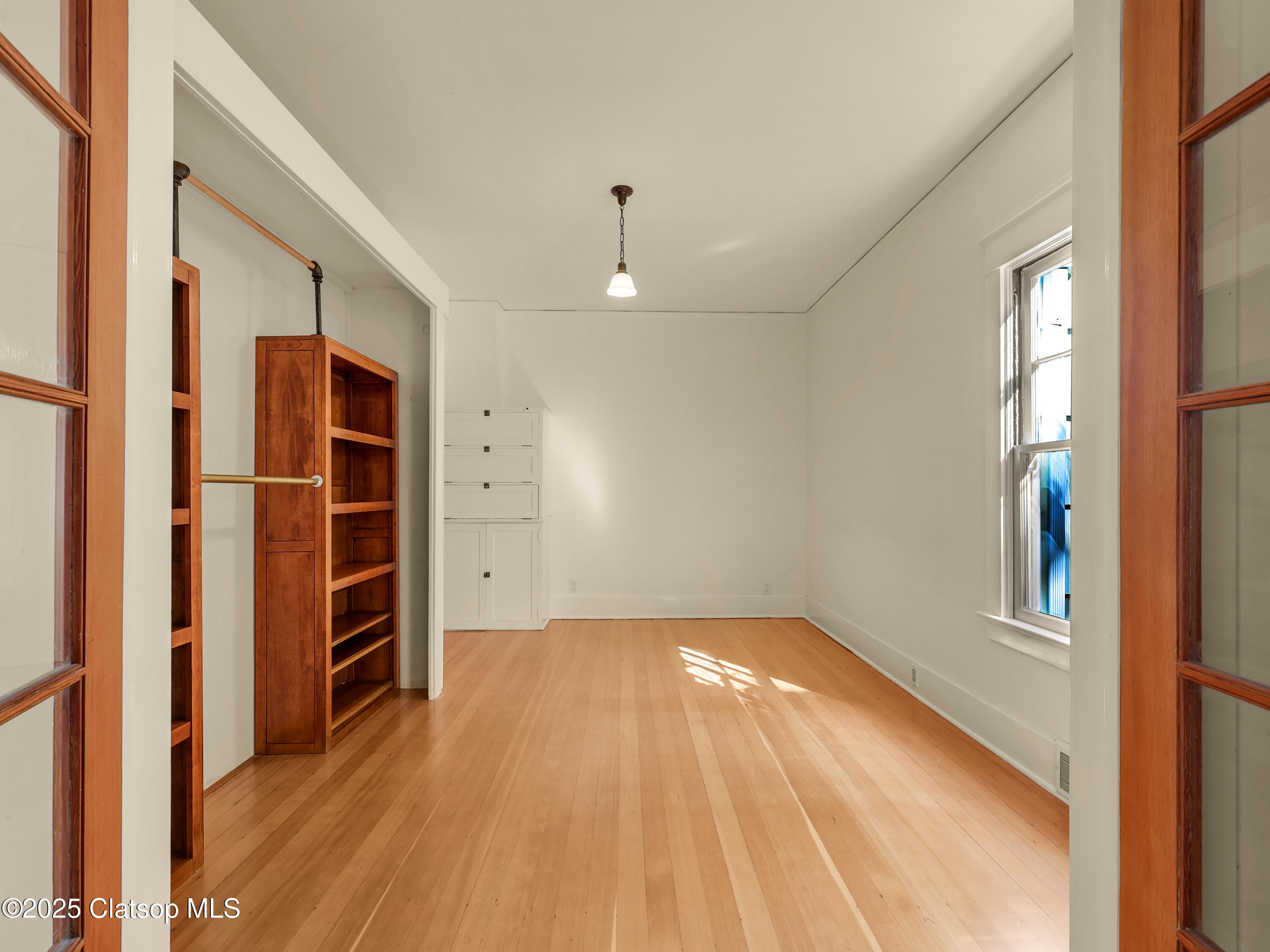 1925 Irving Avenue Property Photo 22