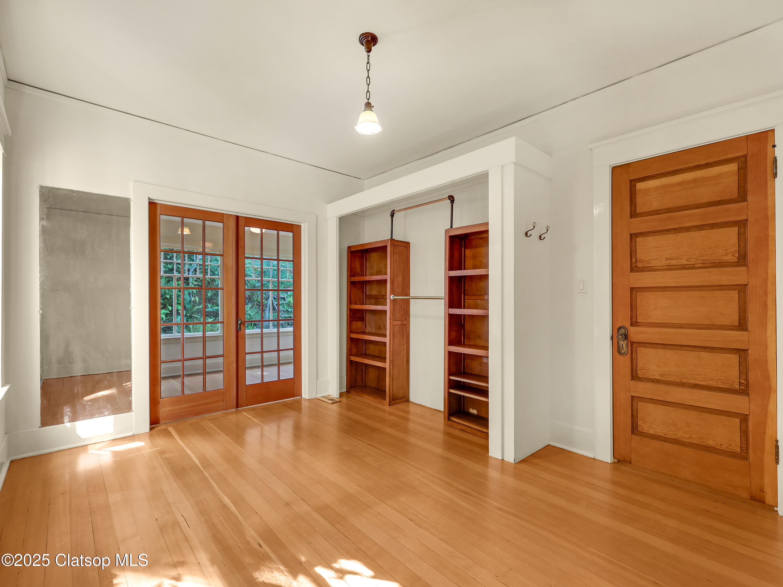 1925 Irving Avenue Property Photo 24