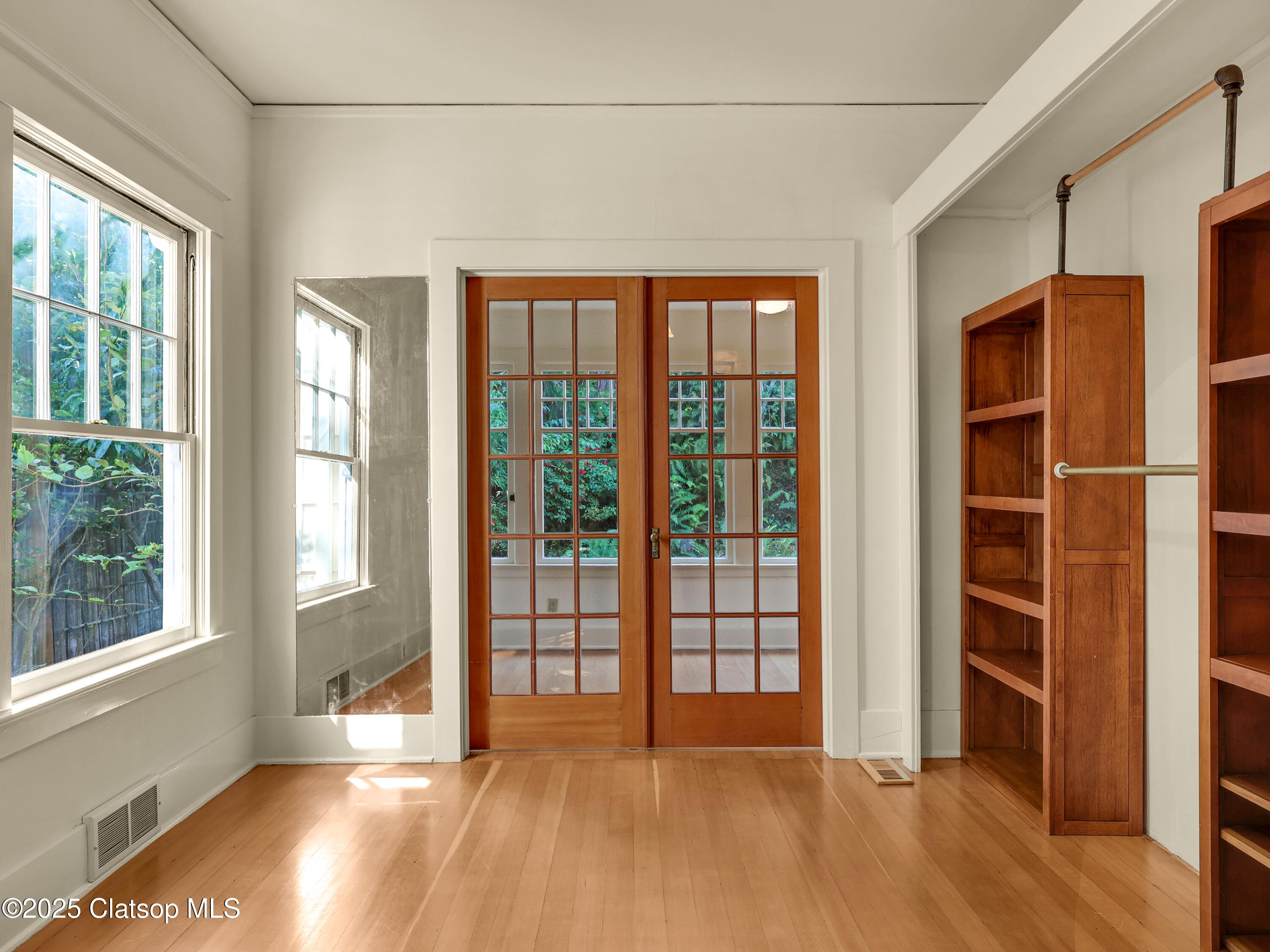 1925 Irving Avenue Property Photo 25