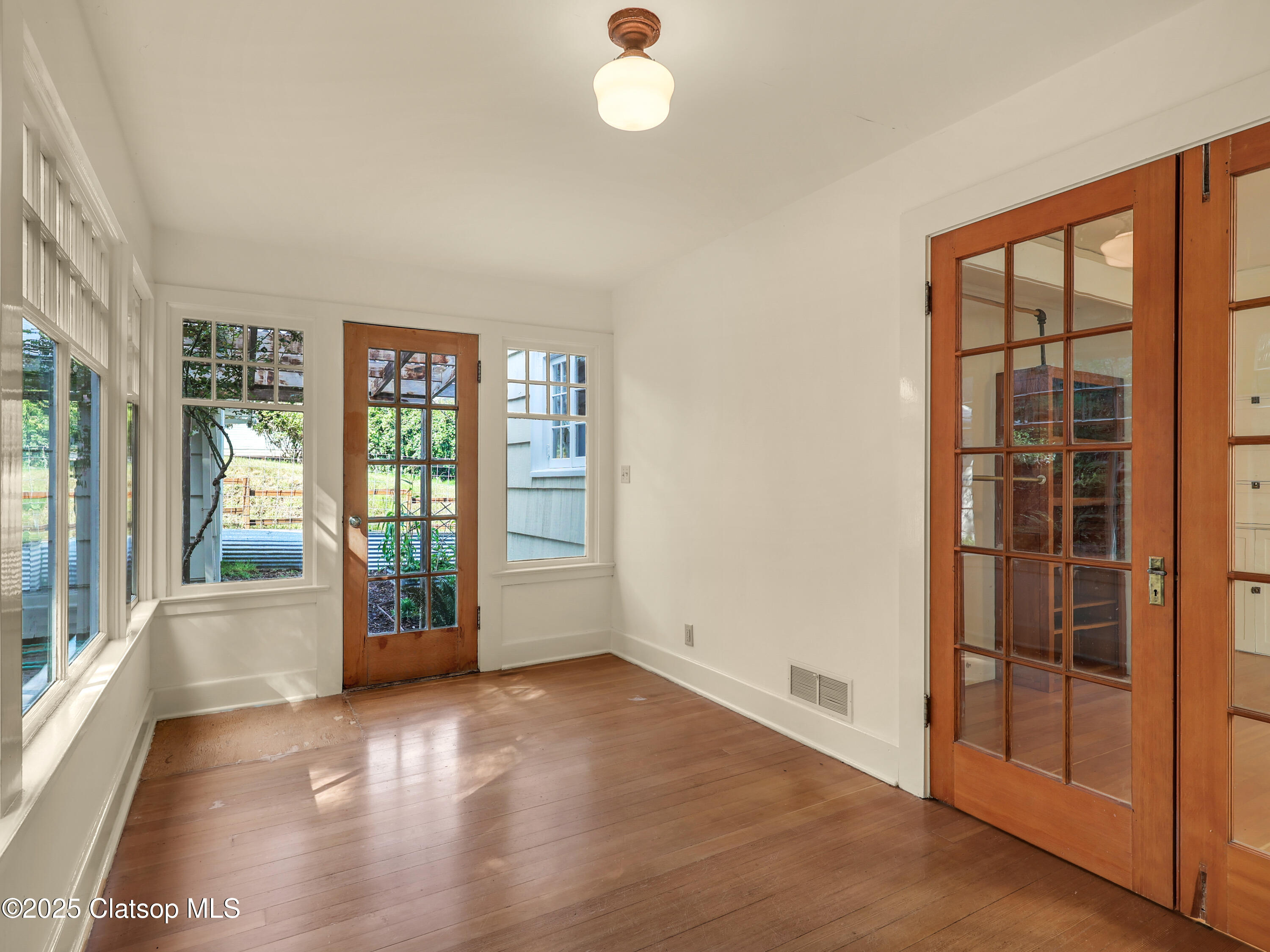 1925 Irving Avenue Property Photo 28