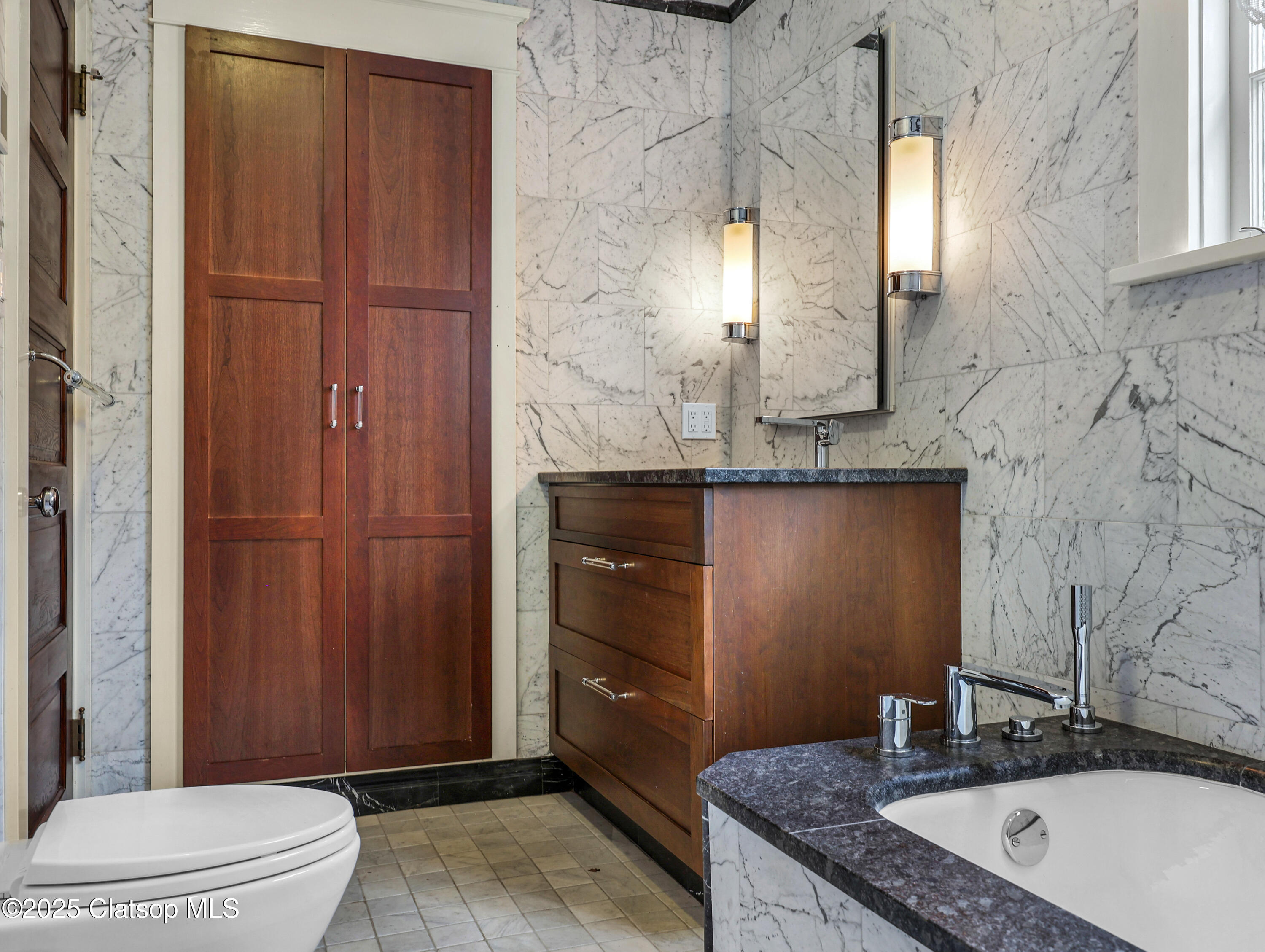 1925 Irving Avenue Property Photo 30