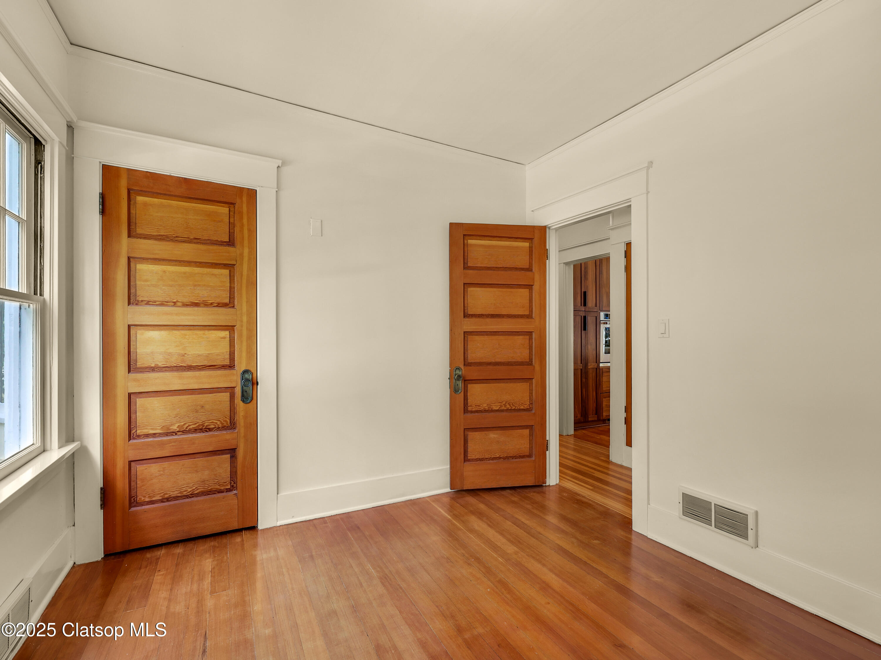 1925 Irving Avenue Property Photo 32