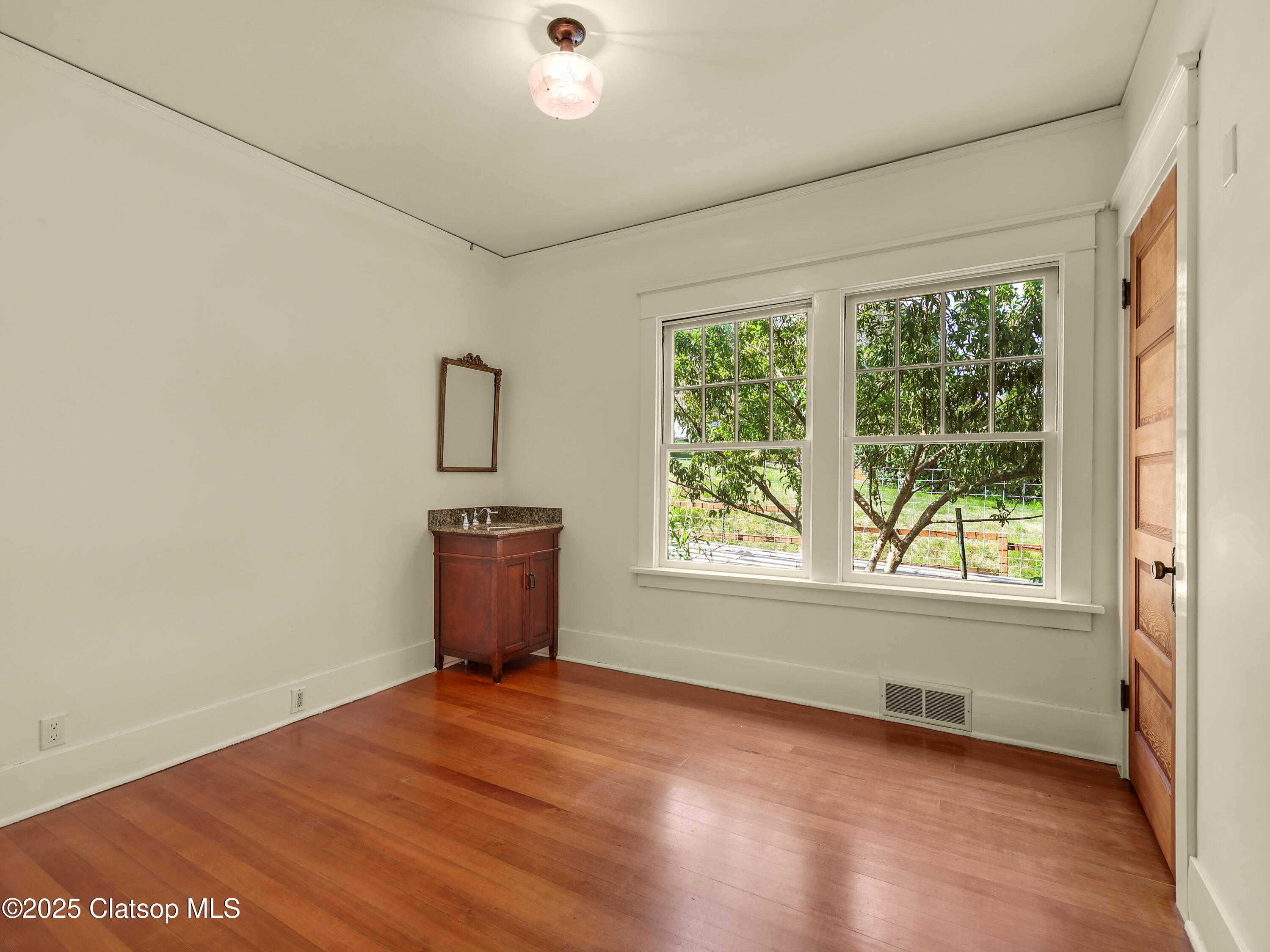 1925 Irving Avenue Property Photo 33