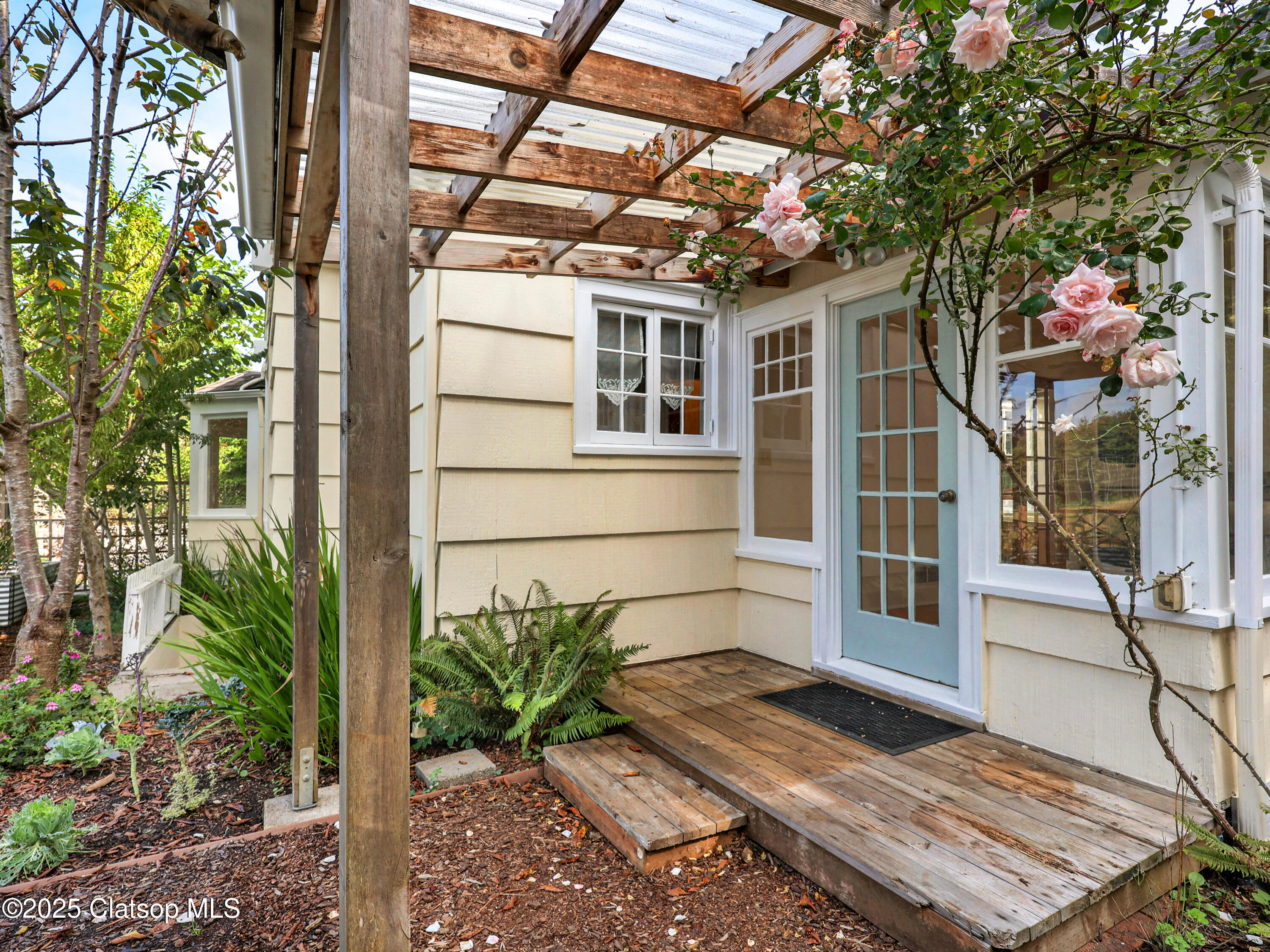 1925 Irving Avenue Property Photo 39