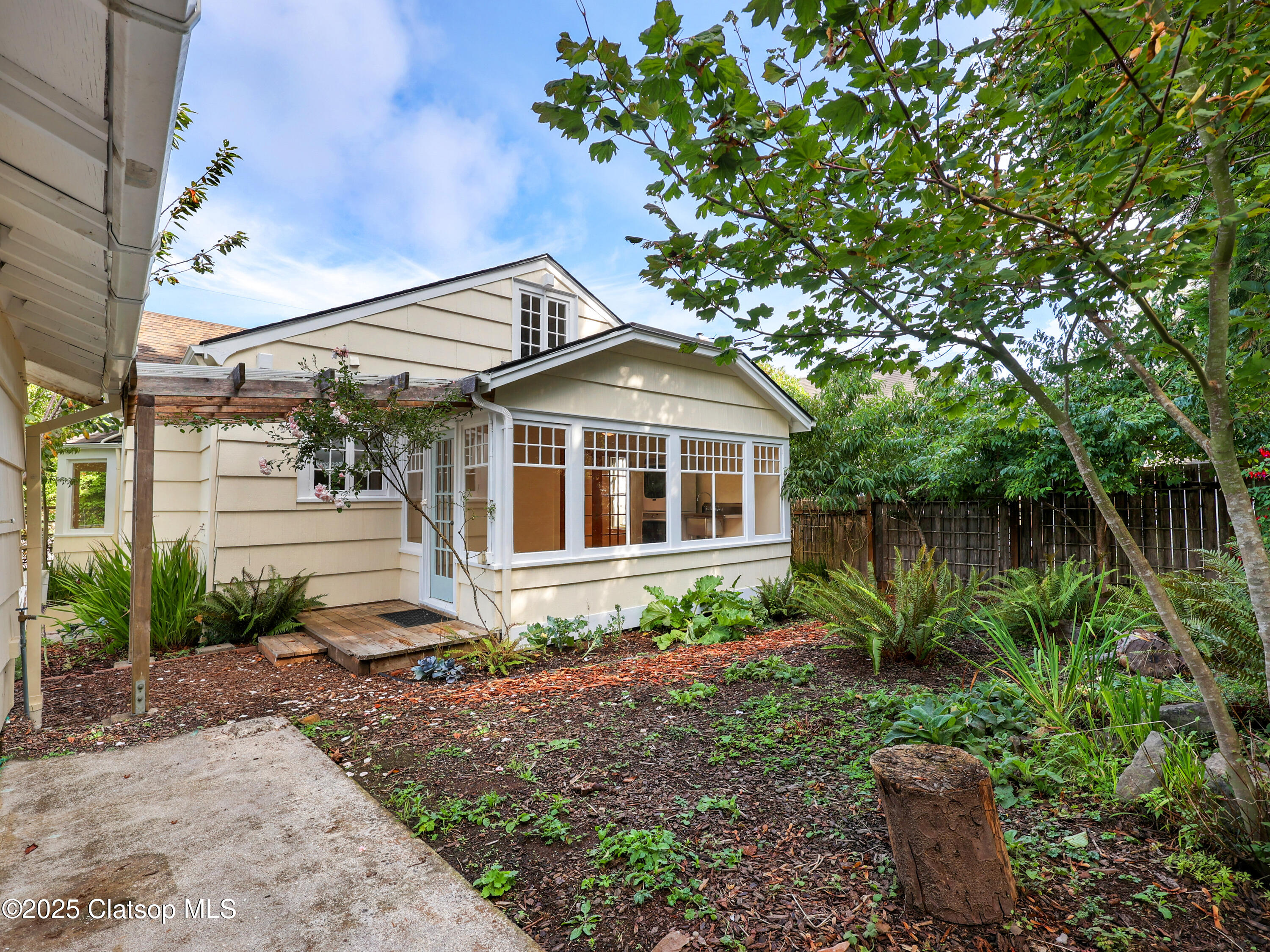 1925 Irving Avenue Property Photo 40