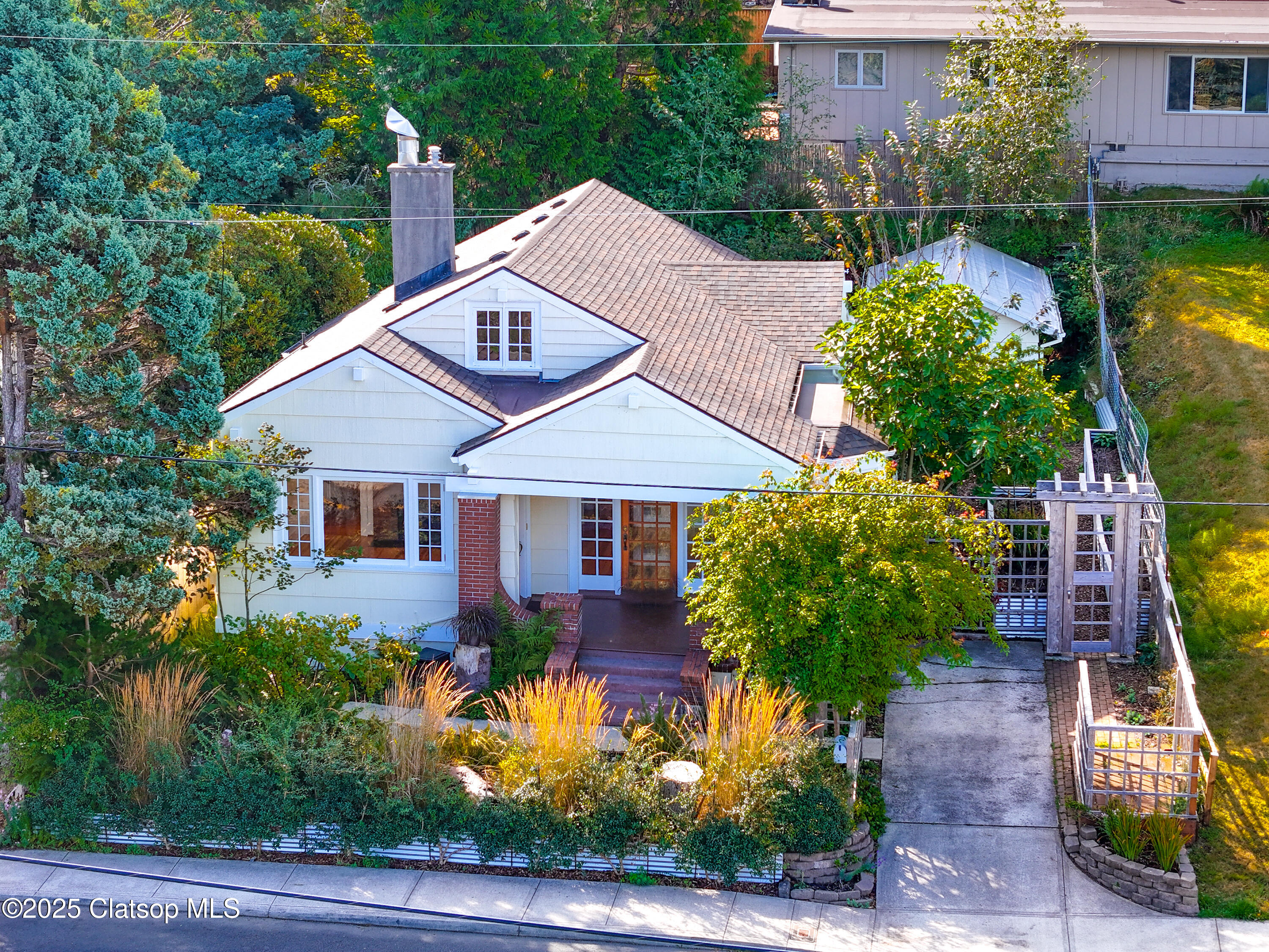 1925 Irving Avenue Property Photo 43