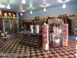 1332 Commercial Street Property Photo 3