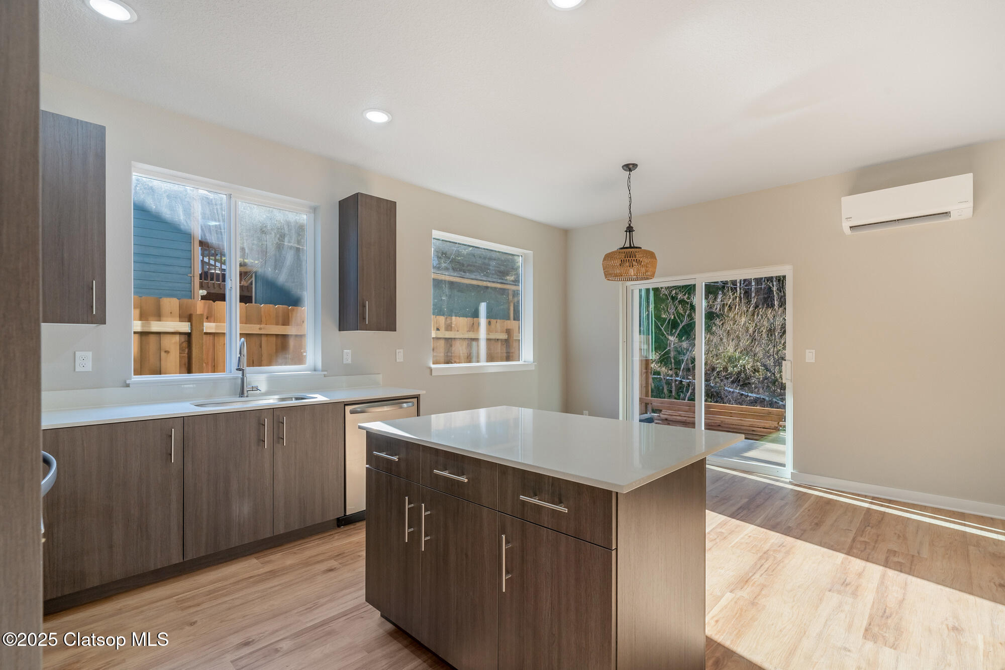 317/319 S Neptune Street Property Photo 7