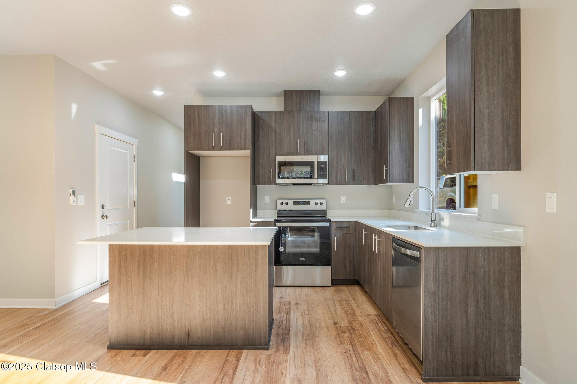 317/319 S Neptune Street Property Photo 8