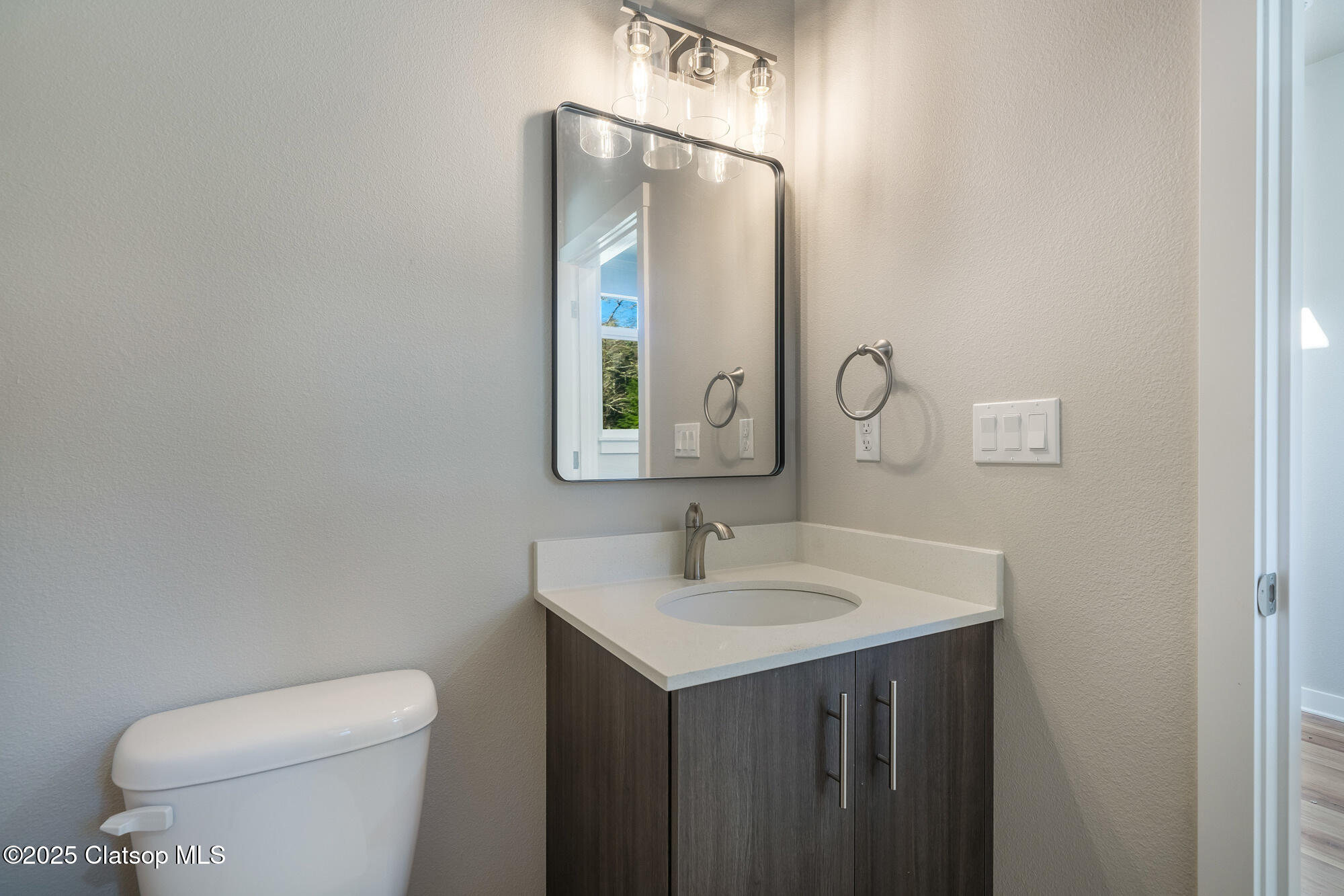 317/319 S Neptune Street Property Photo 16