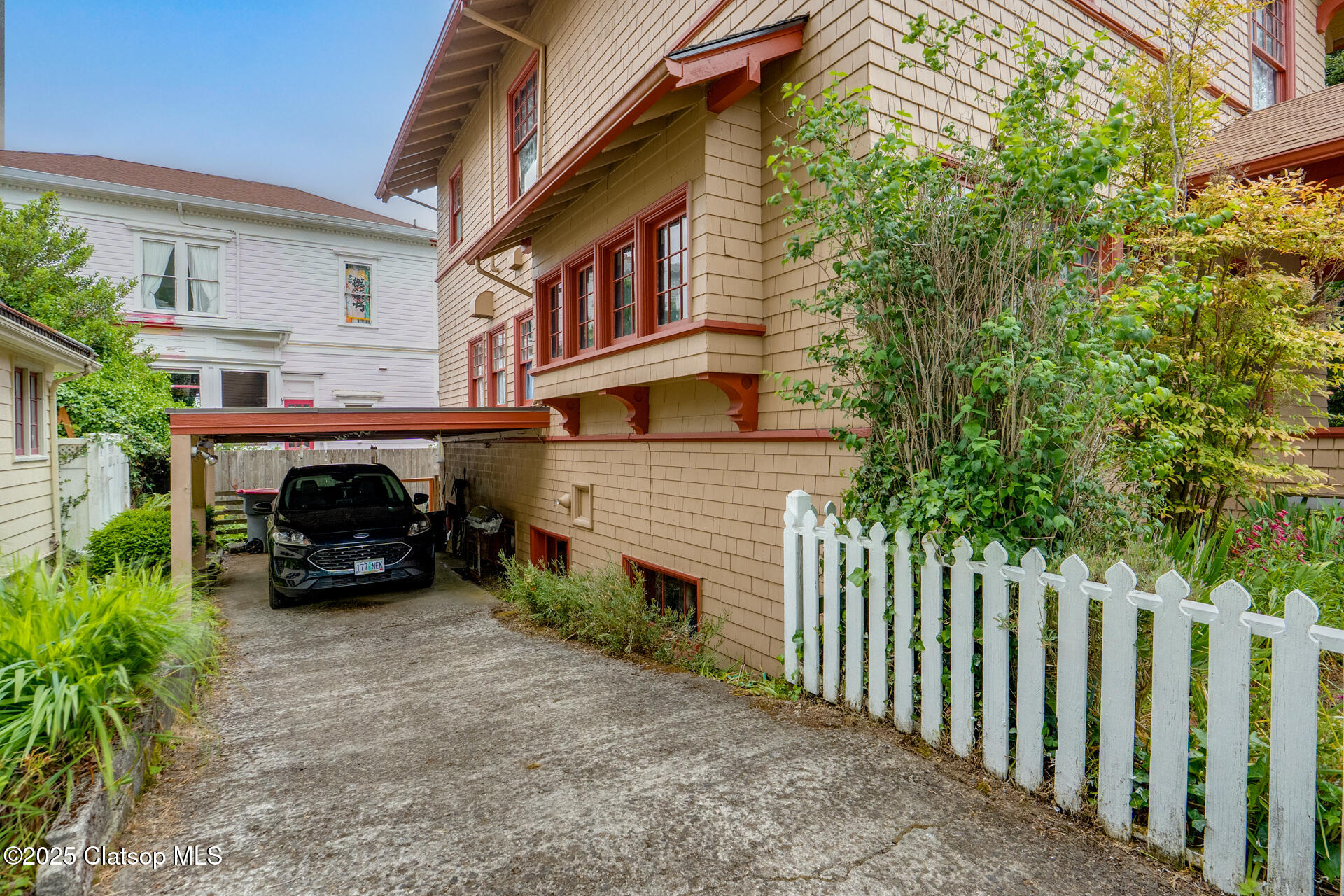 1528 Irving Avenue Property Photo 2
