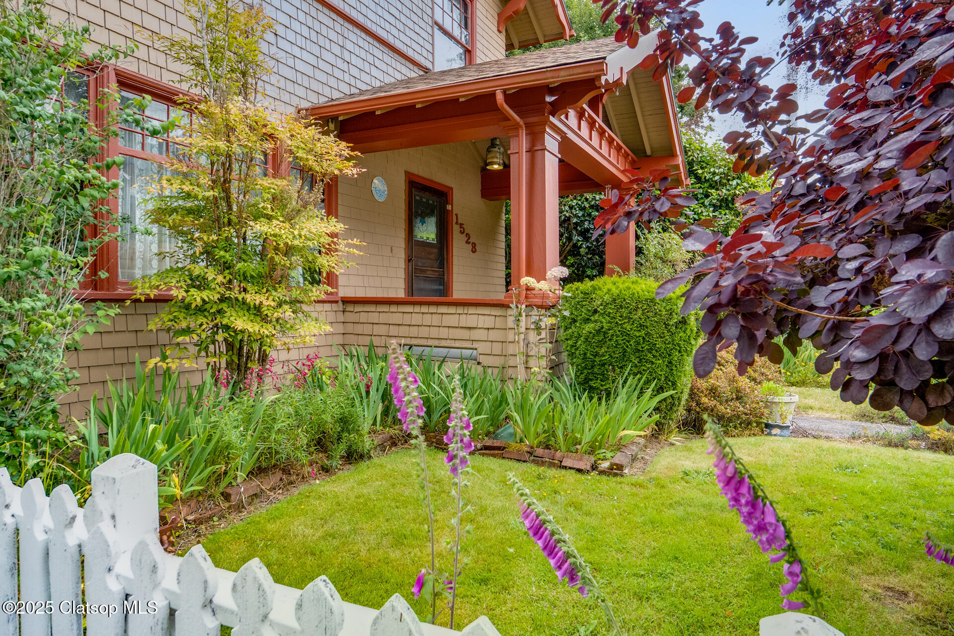1528 Irving Avenue Property Photo 3