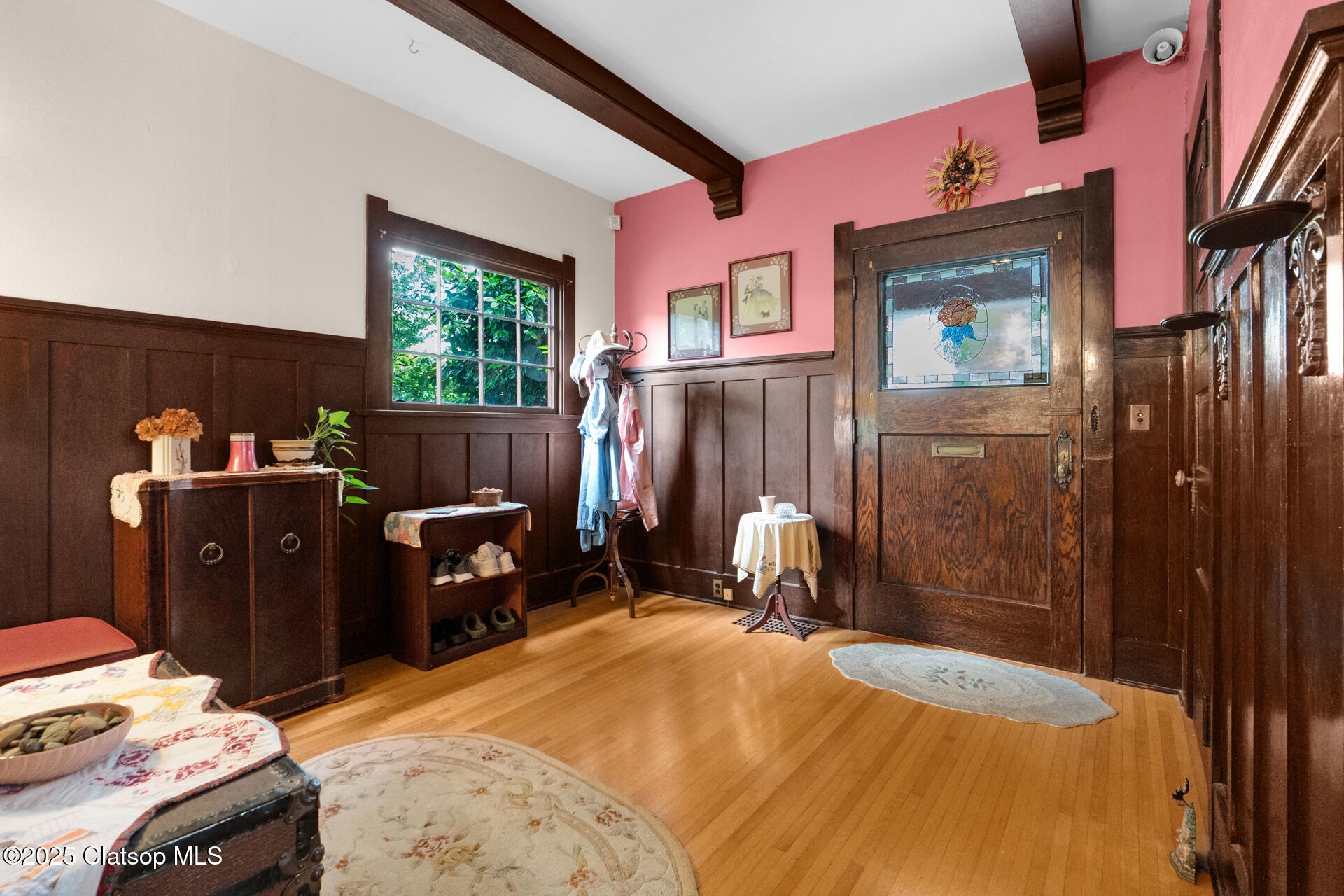 1528 Irving Avenue Property Photo 6