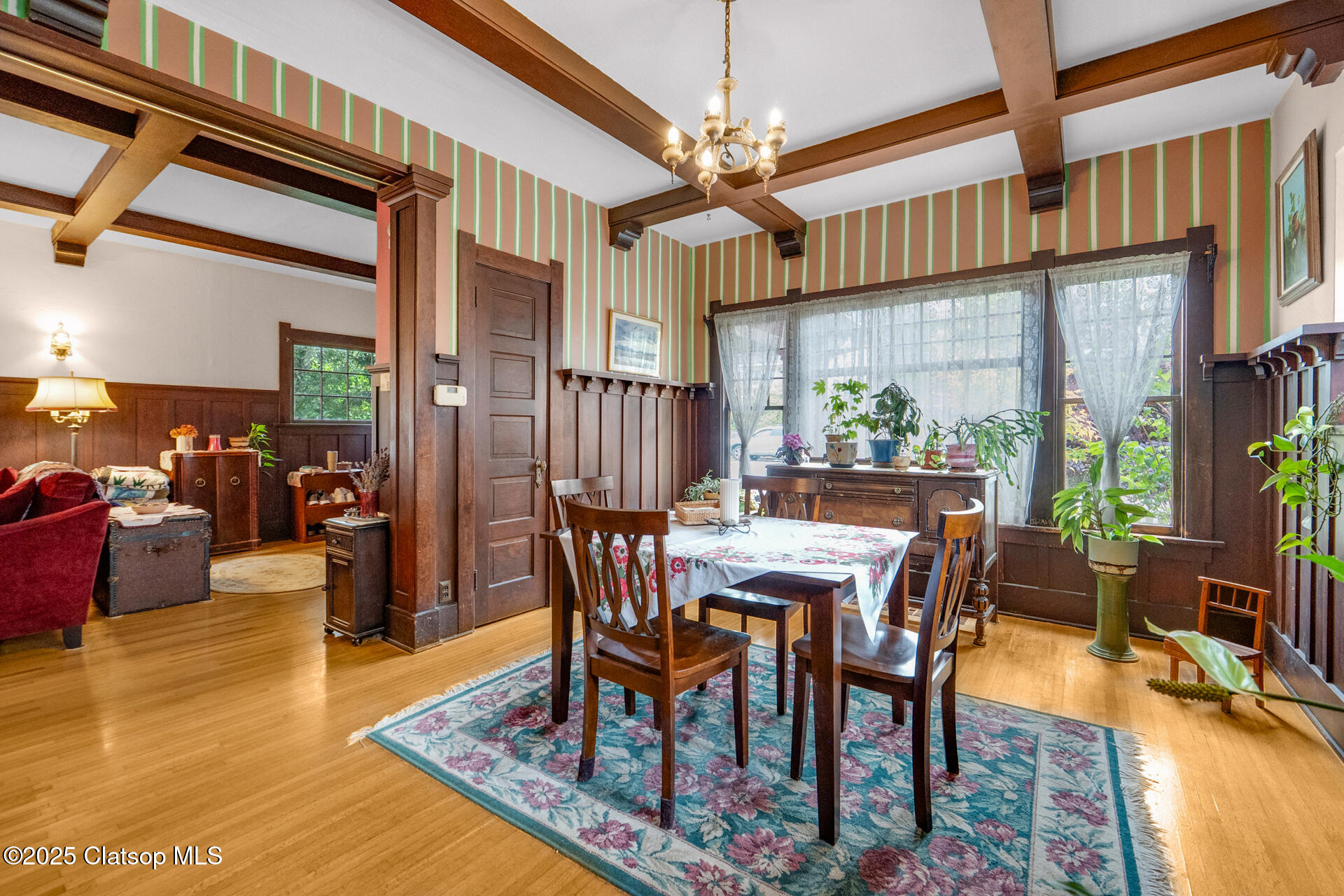 1528 Irving Avenue Property Photo 10