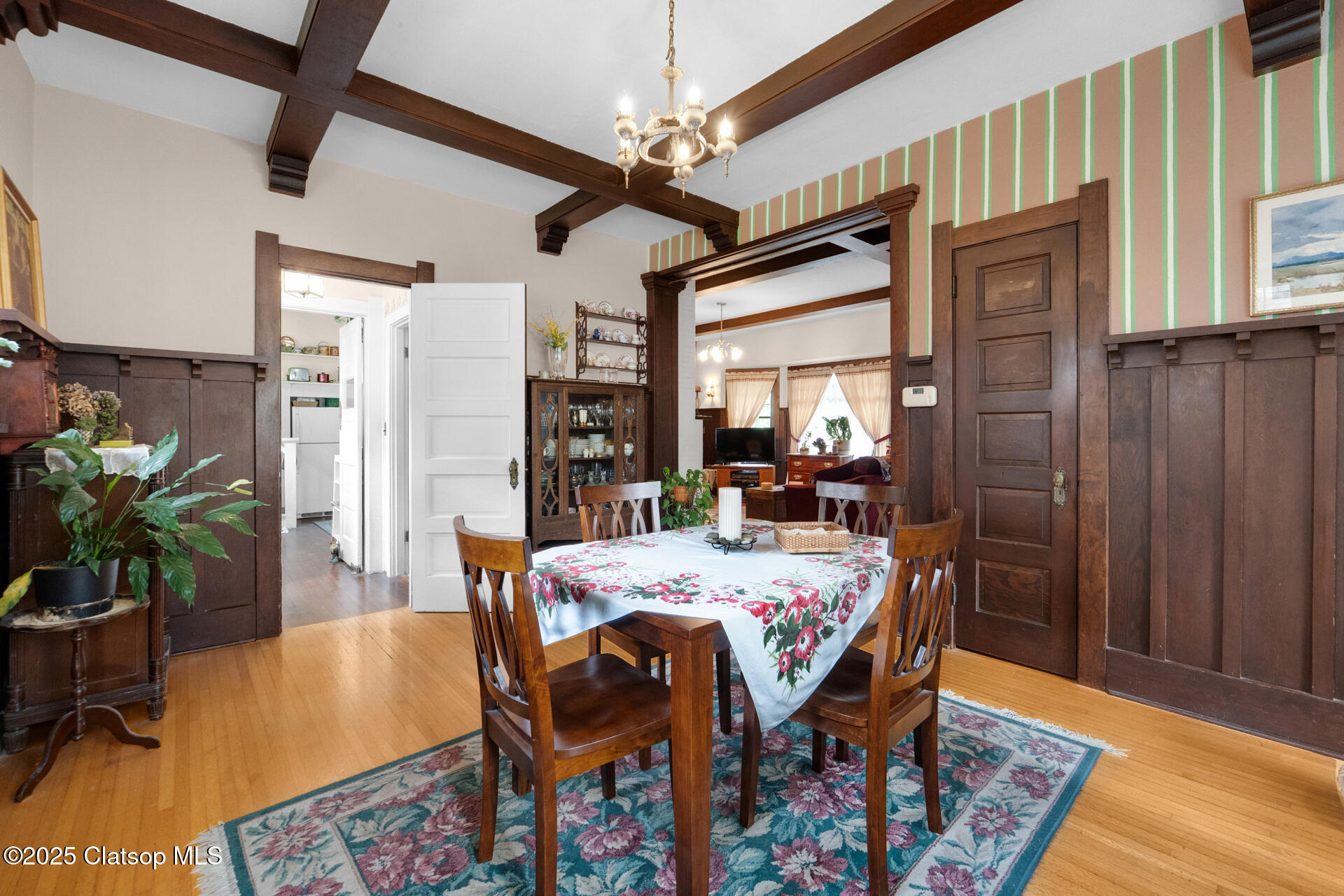 1528 Irving Avenue Property Photo 11