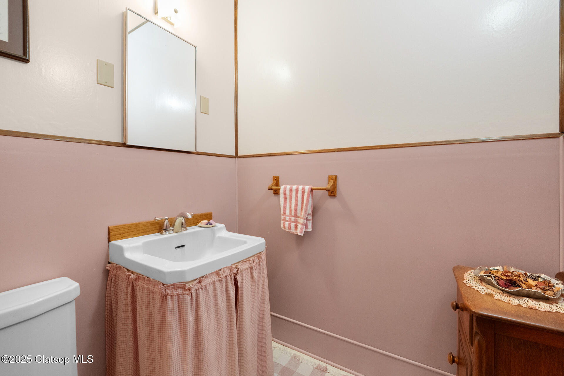 1528 Irving Avenue Property Photo 12