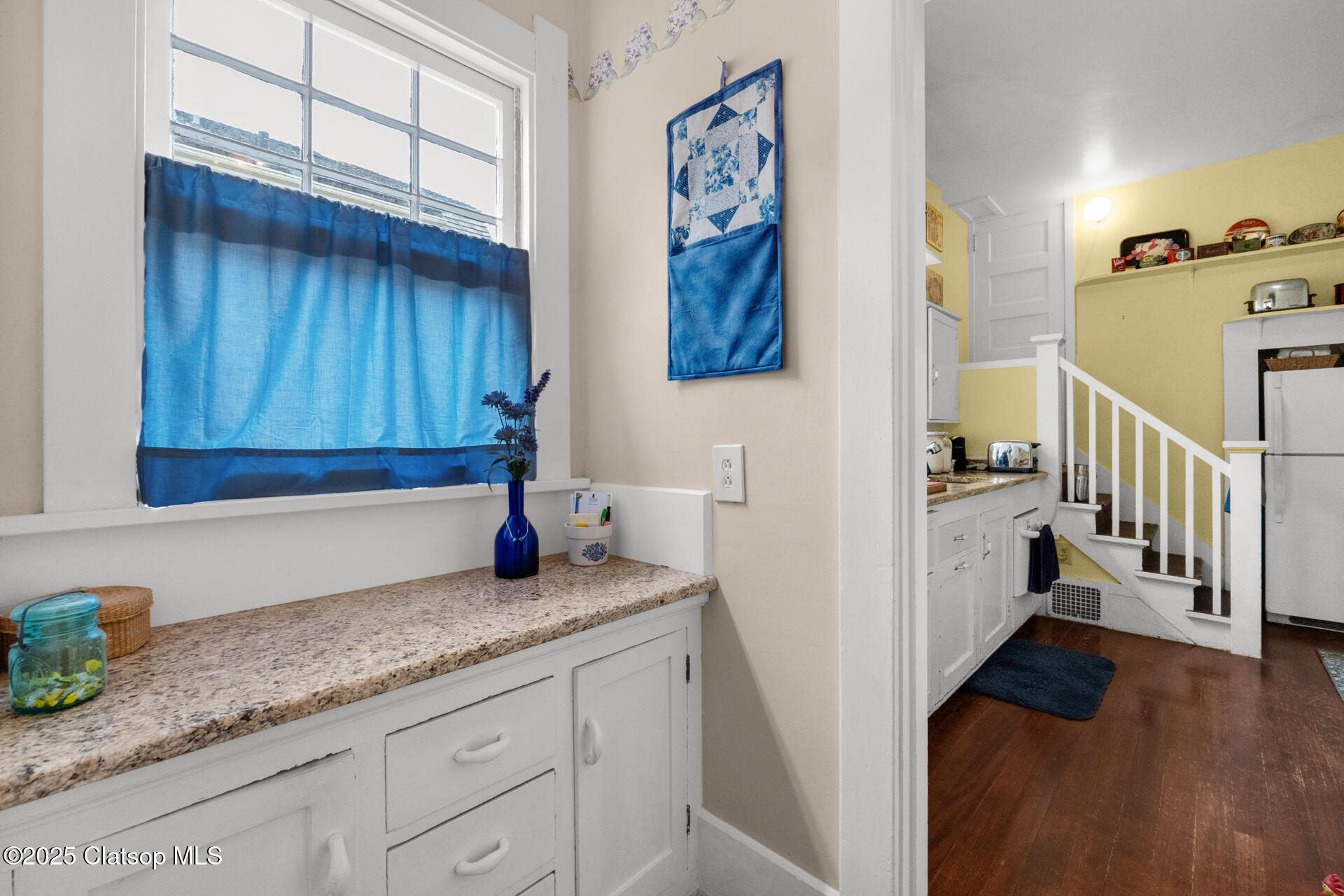 1528 Irving Avenue Property Photo 13