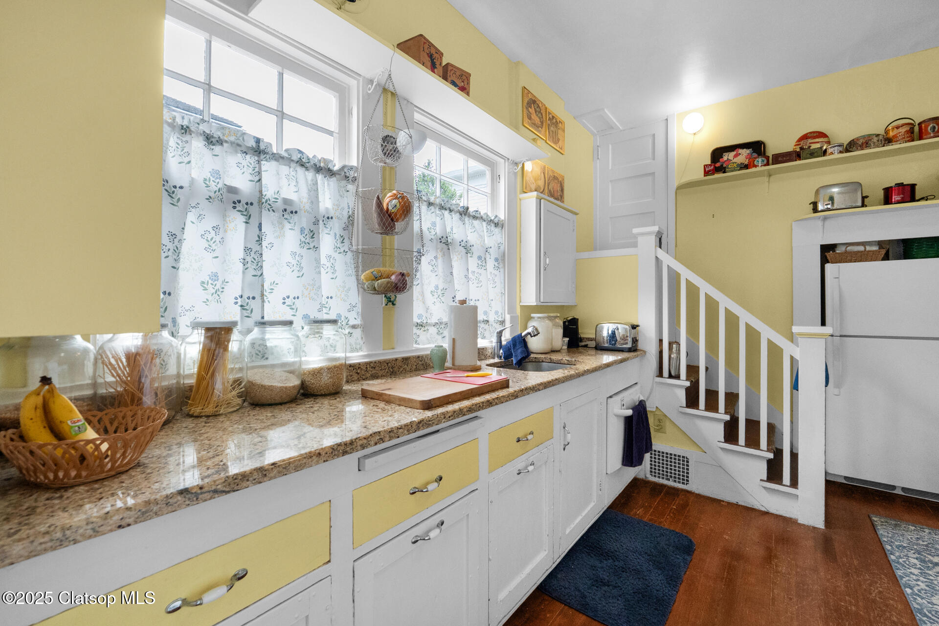1528 Irving Avenue Property Photo 14