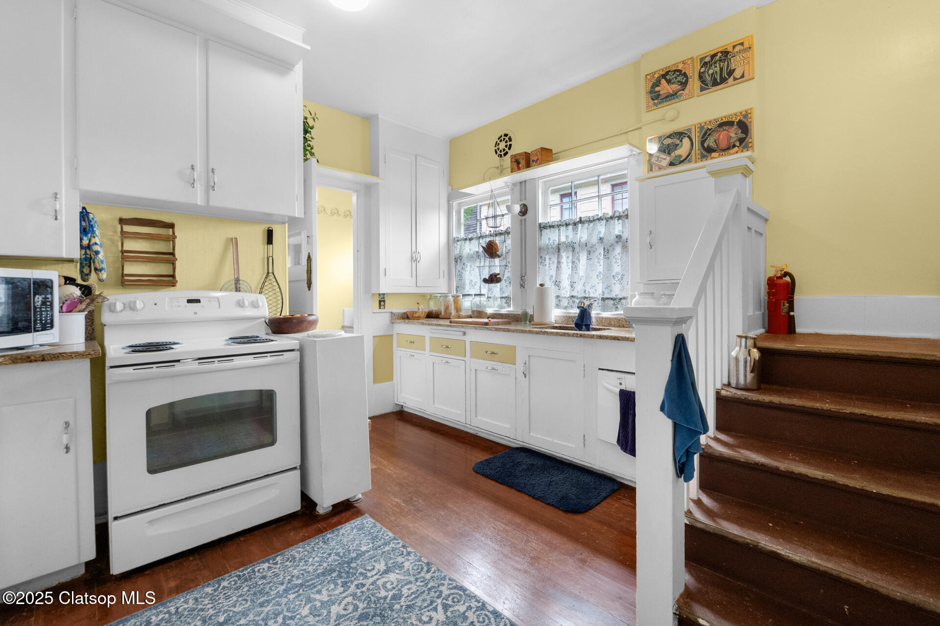 1528 Irving Avenue Property Photo 15