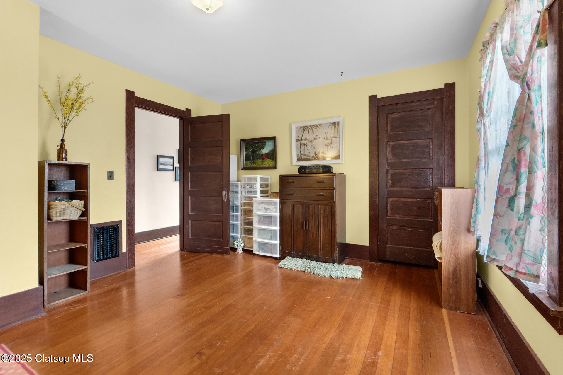 1528 Irving Avenue Property Photo 19