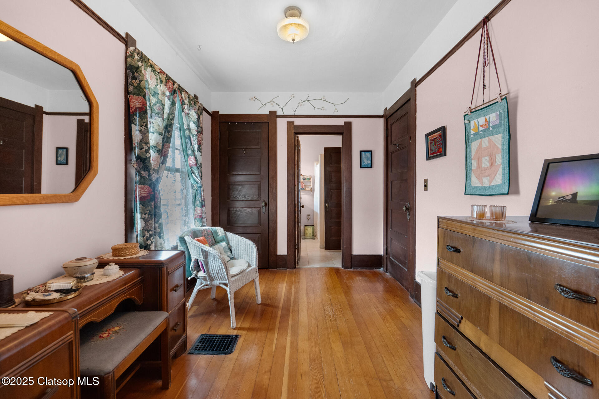 1528 Irving Avenue Property Photo 22