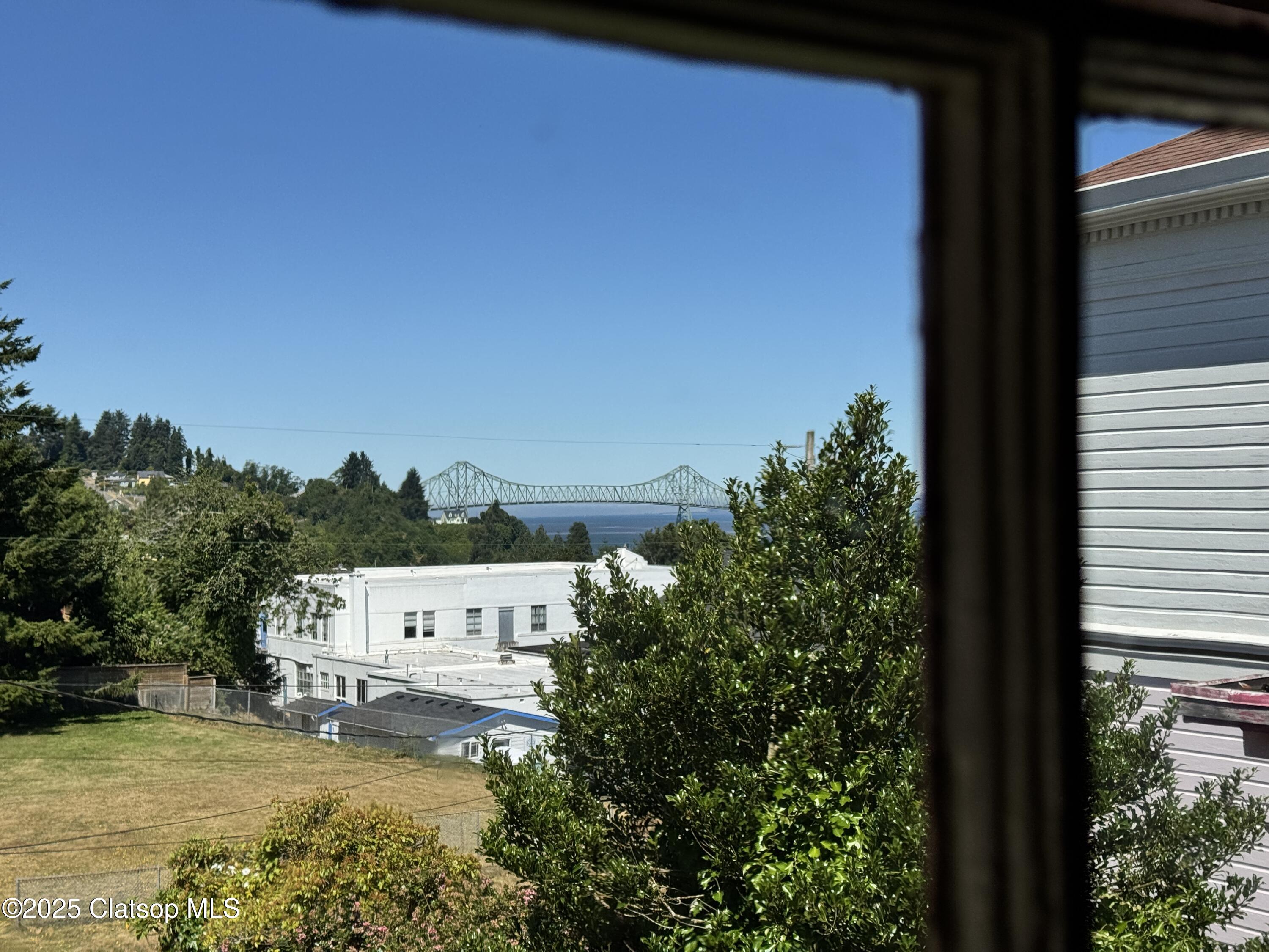 1528 Irving Avenue Property Photo 27