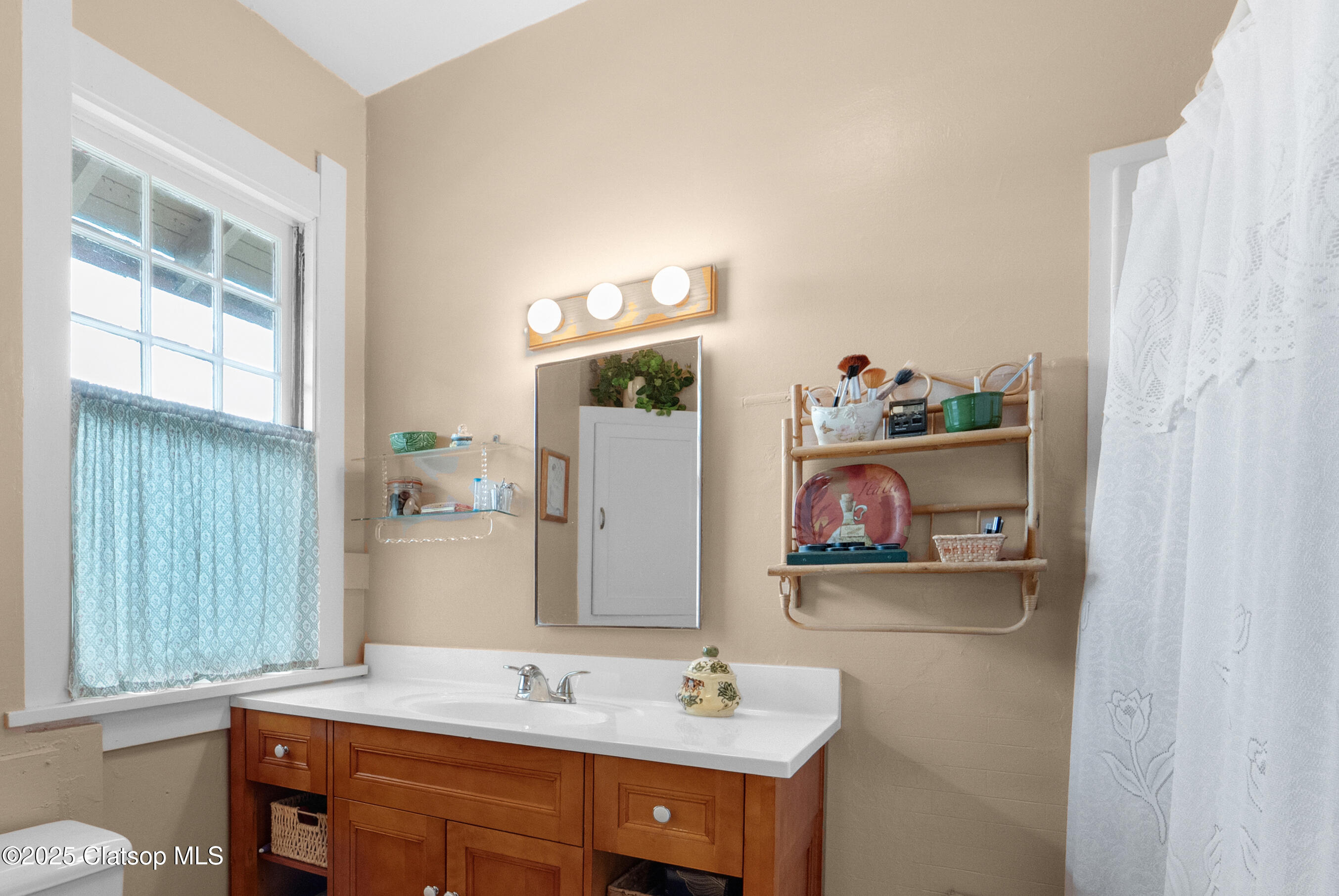1528 Irving Avenue Property Photo 28