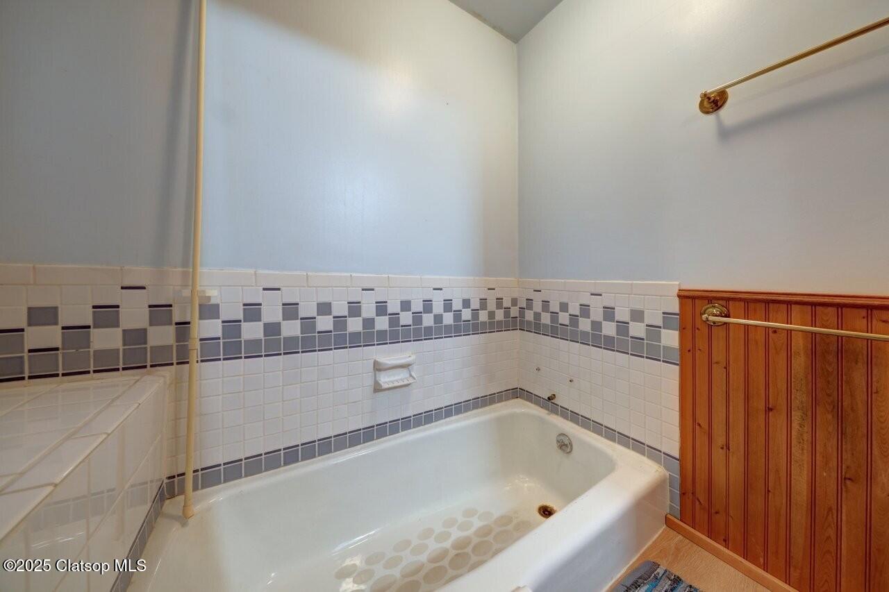 123 W 1st Street Property Photo 23