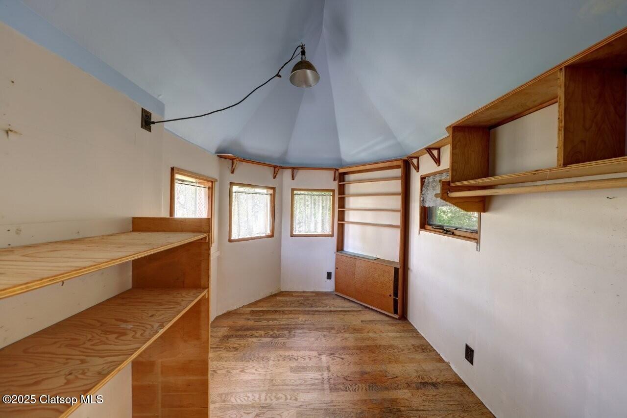123 W 1st Street Property Photo 28