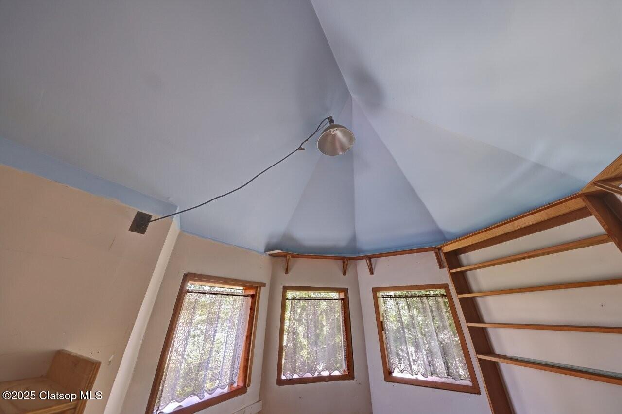 123 W 1st Street Property Photo 29
