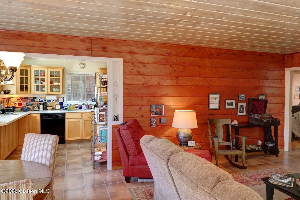 296 E Jackson Street Property Photo 5