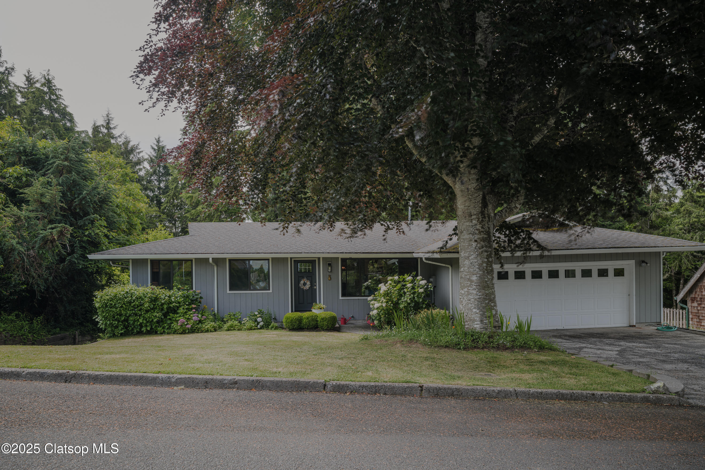 2087 Fernwood Street Property Photo 1