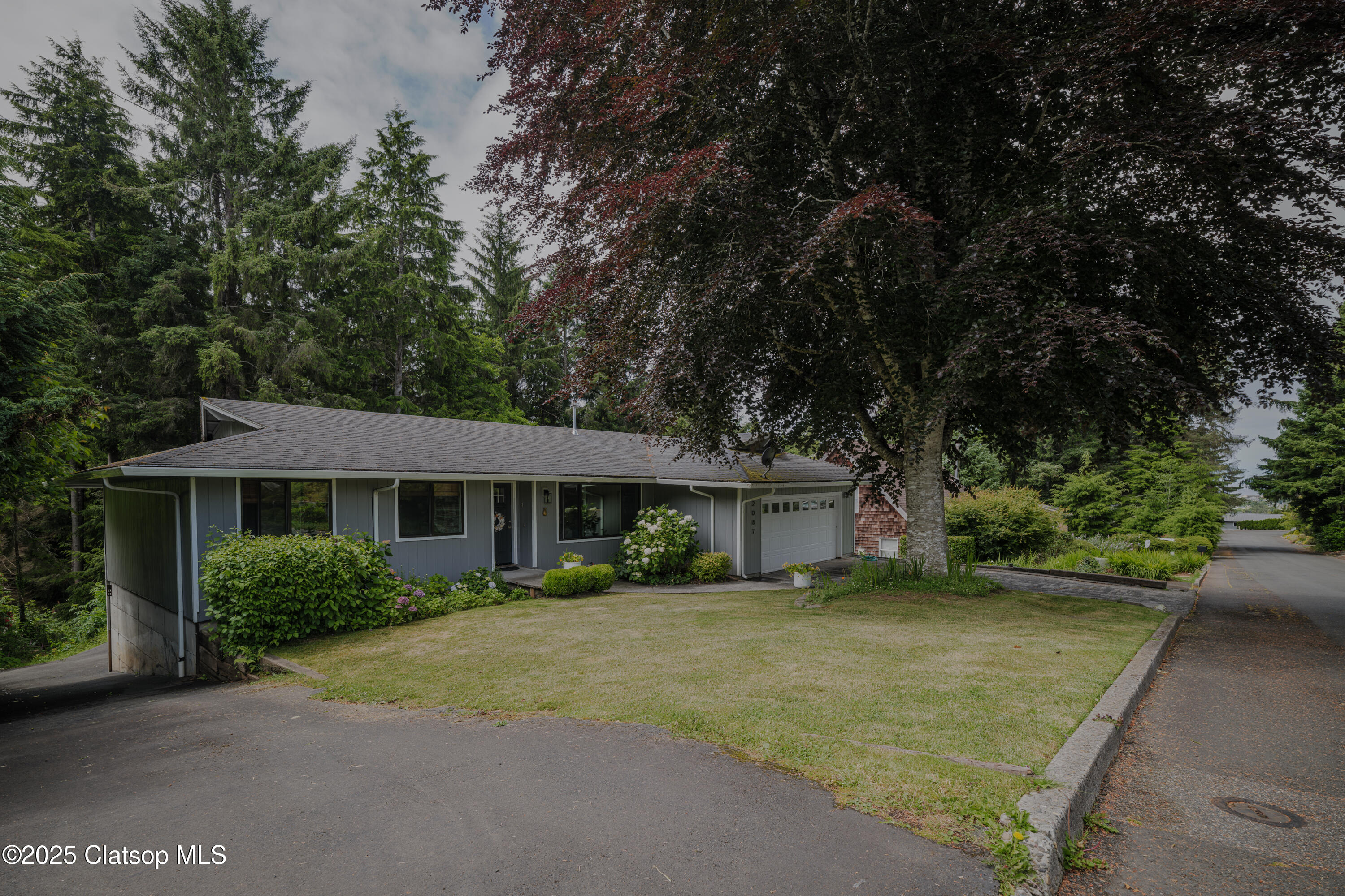 2087 Fernwood Street Property Photo 2