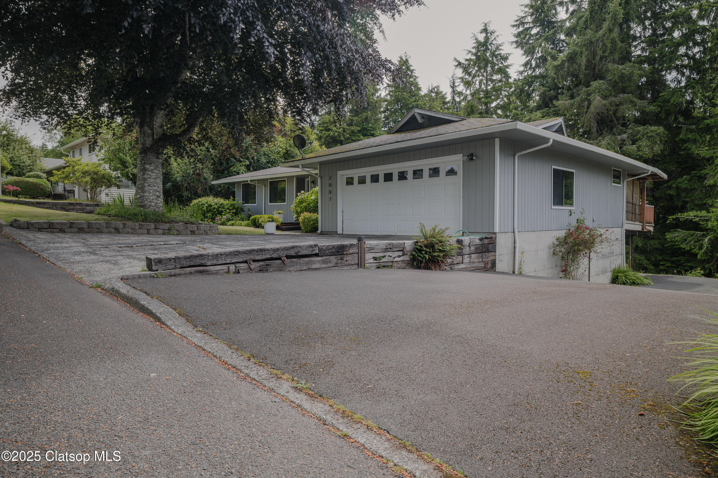 2087 Fernwood Street Property Photo 4