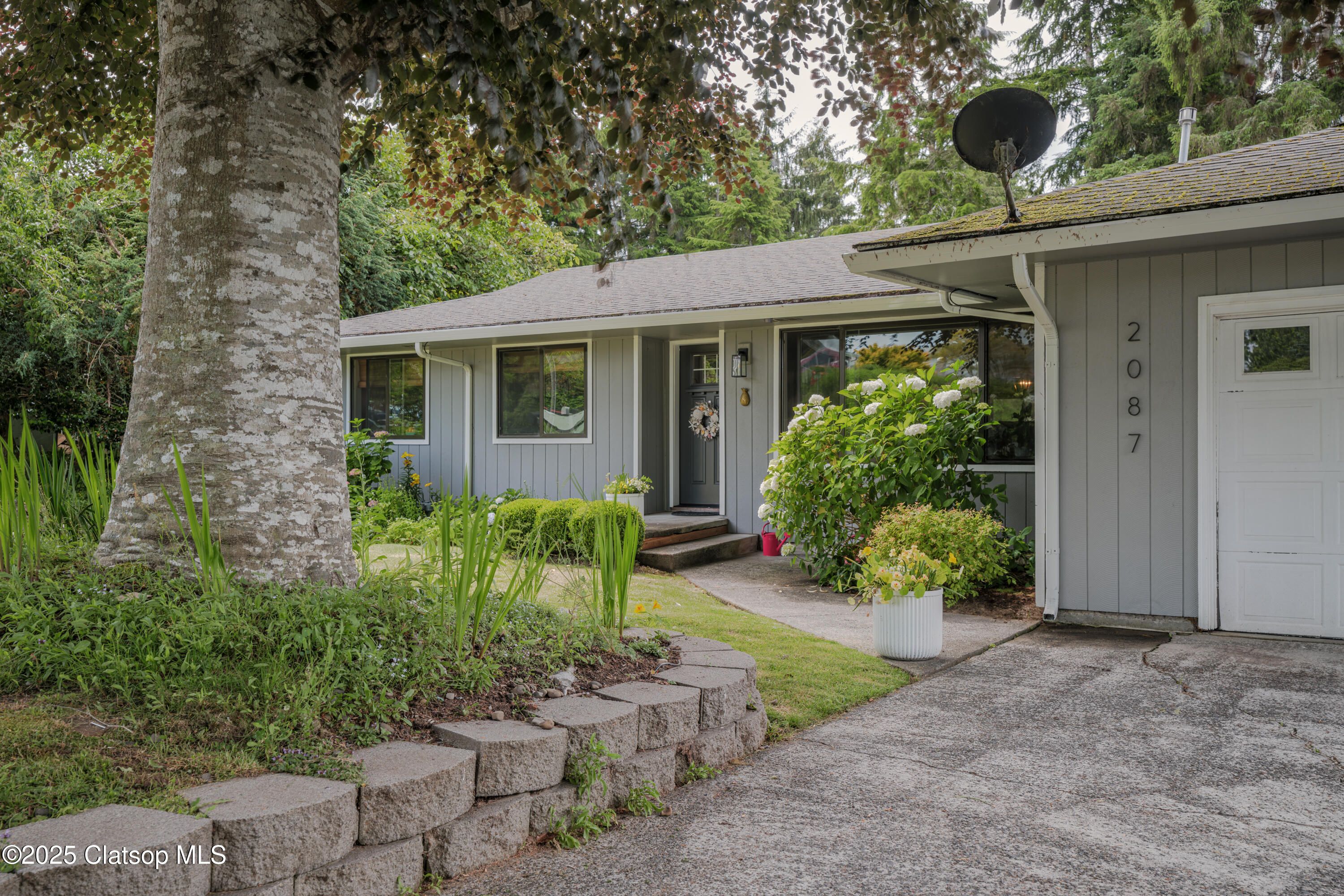 2087 Fernwood Street Property Photo 5