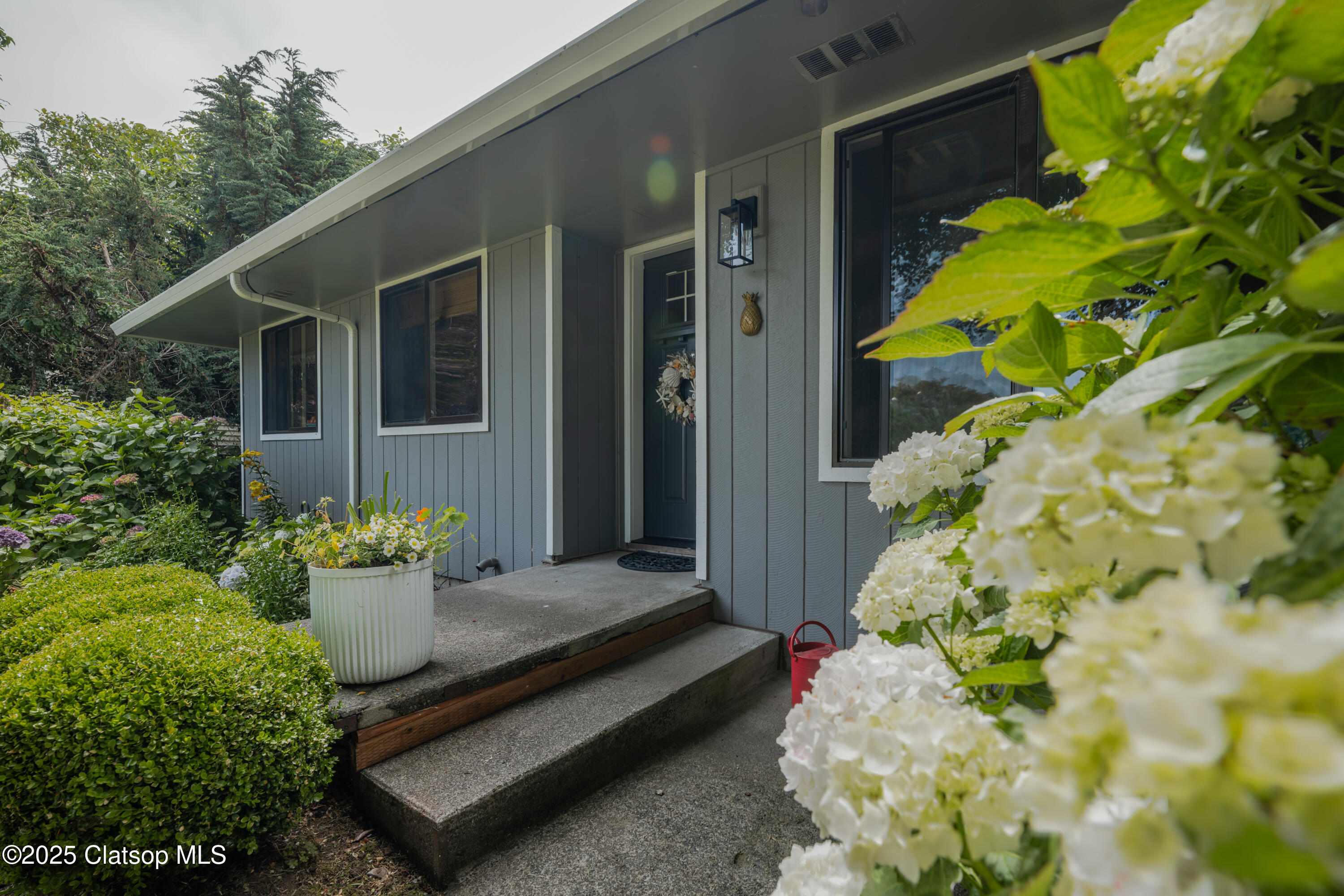 2087 Fernwood Street Property Photo 6