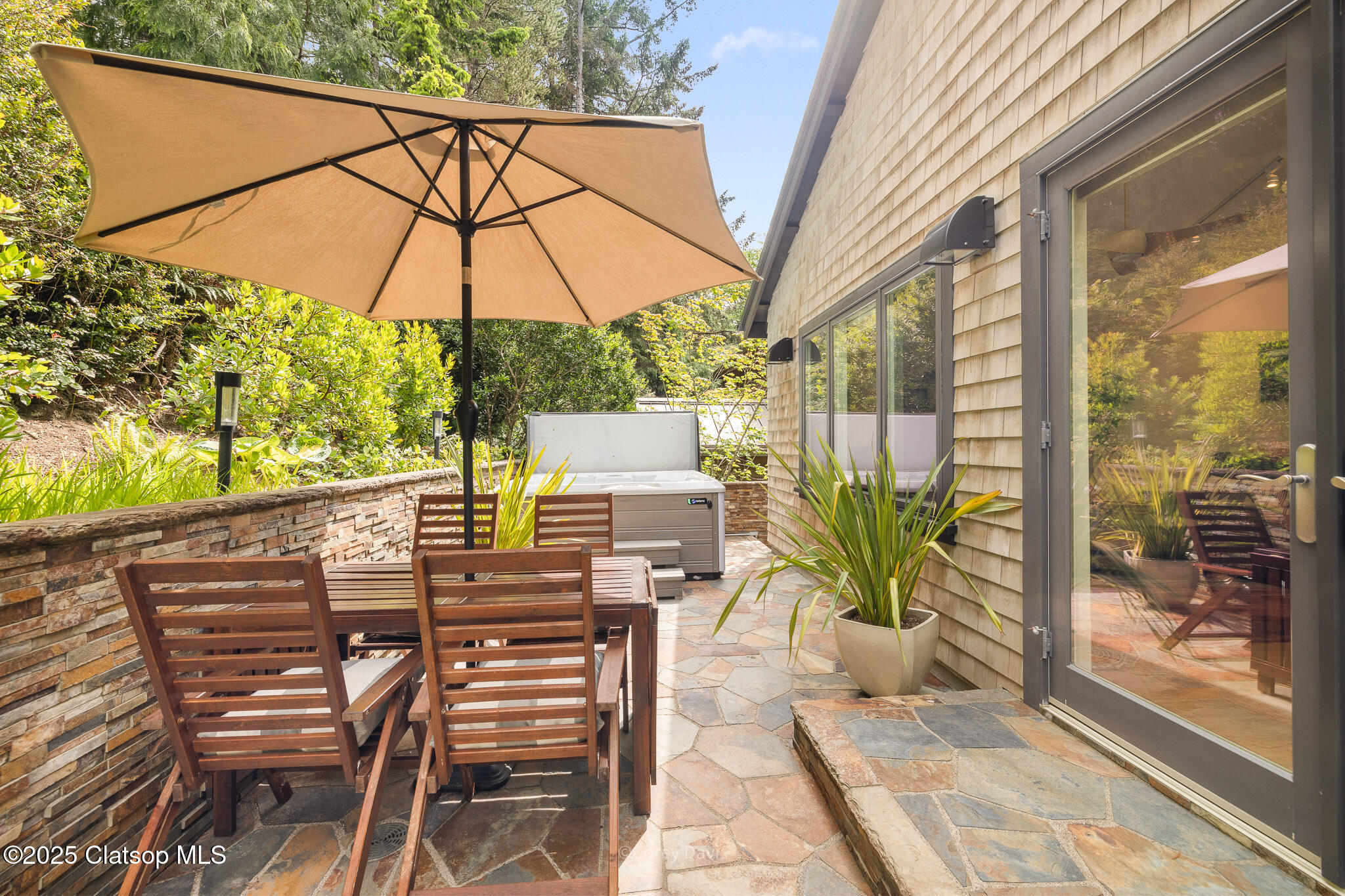 562 1st Street Property Photo 4