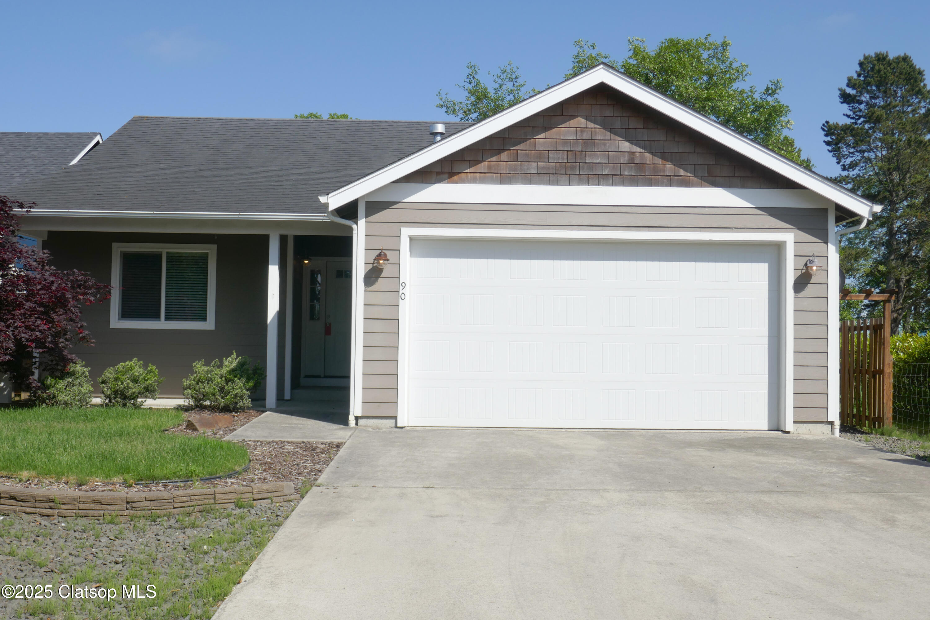90 Nw Birch Avenue Property Photo 1