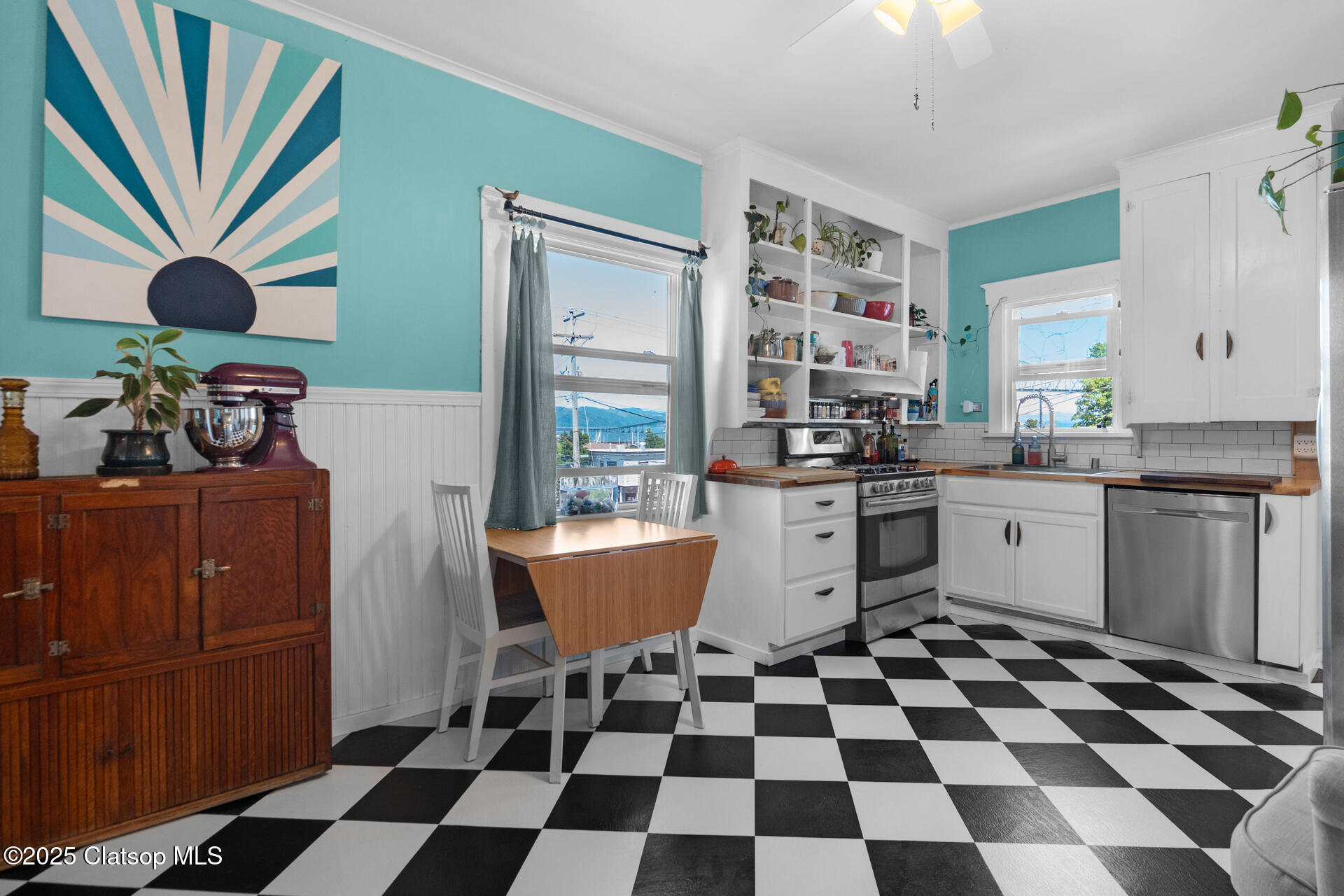 435 W Marine Drive Property Photo 9