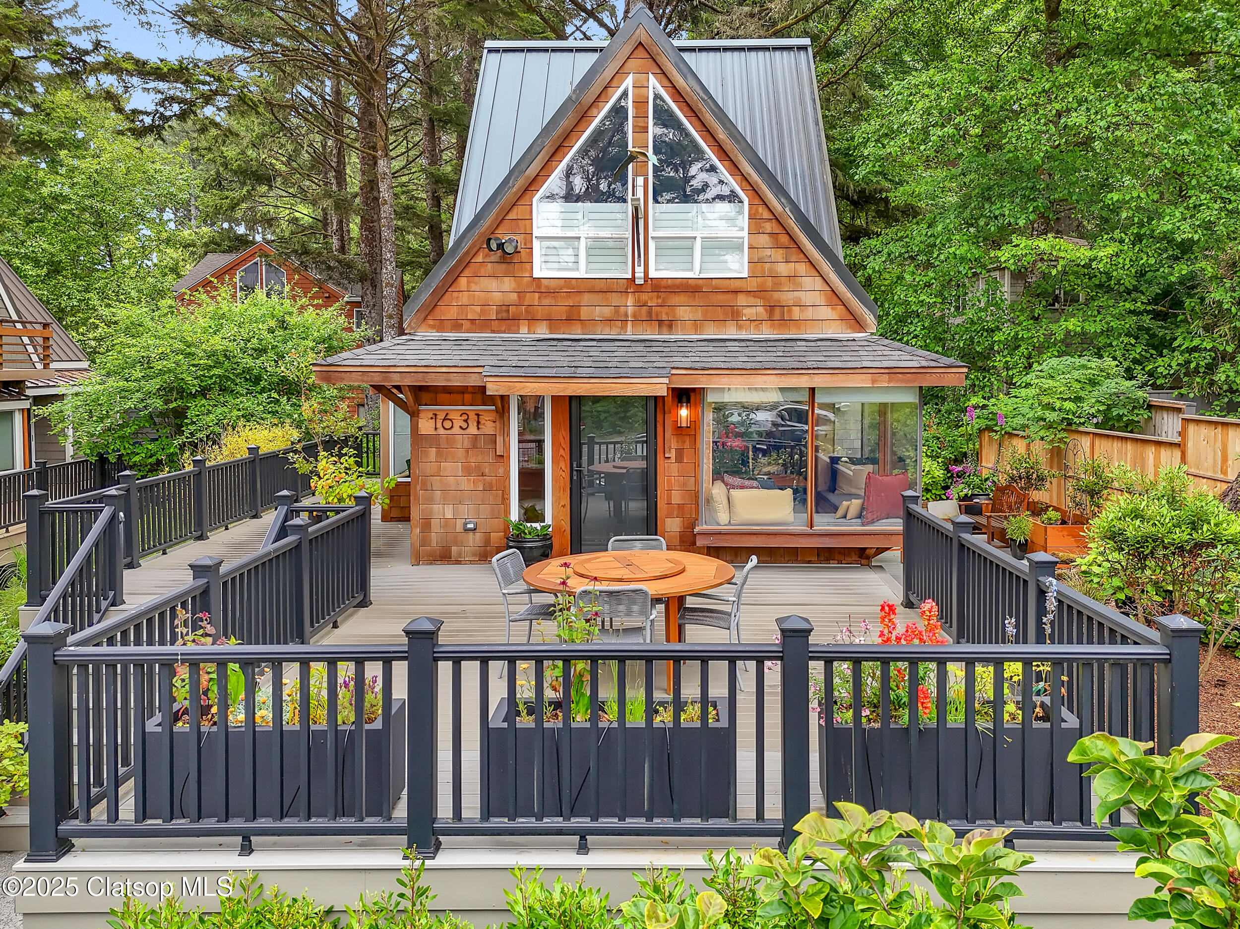 1631 S Hemlock Street Property Photo 2