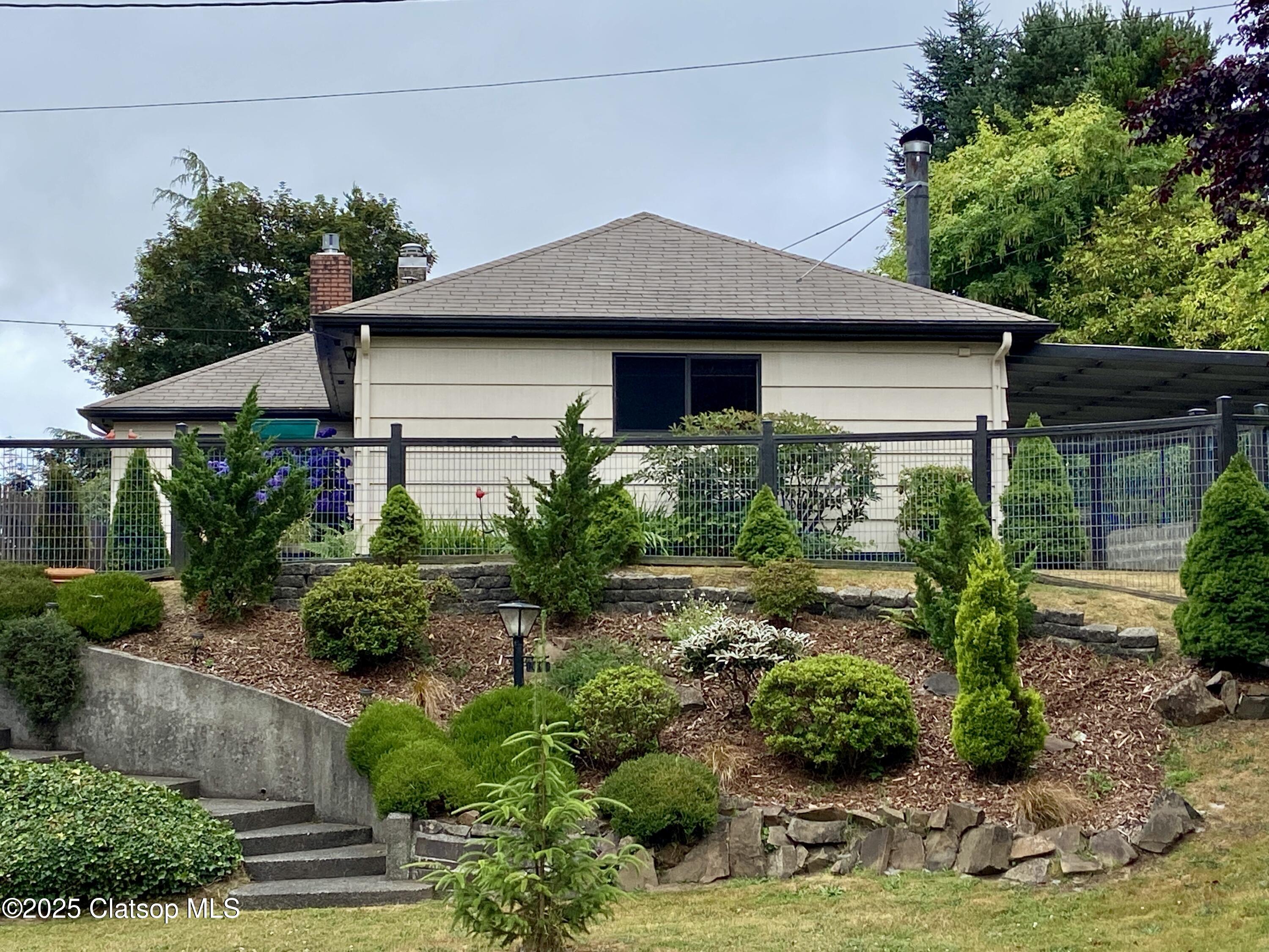 679 Clatsop Avenue Property Photo 2