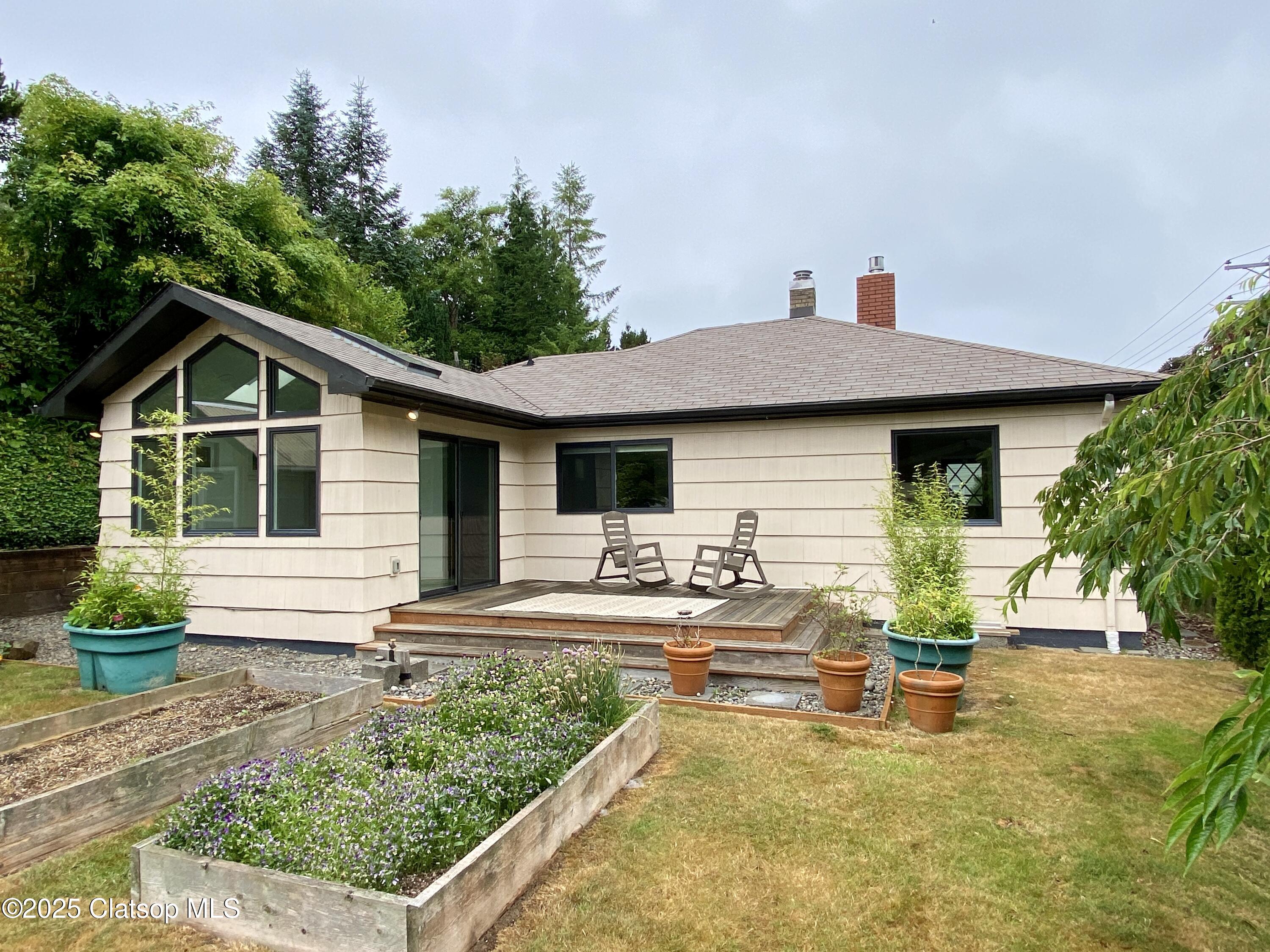 679 Clatsop Avenue Property Photo 4