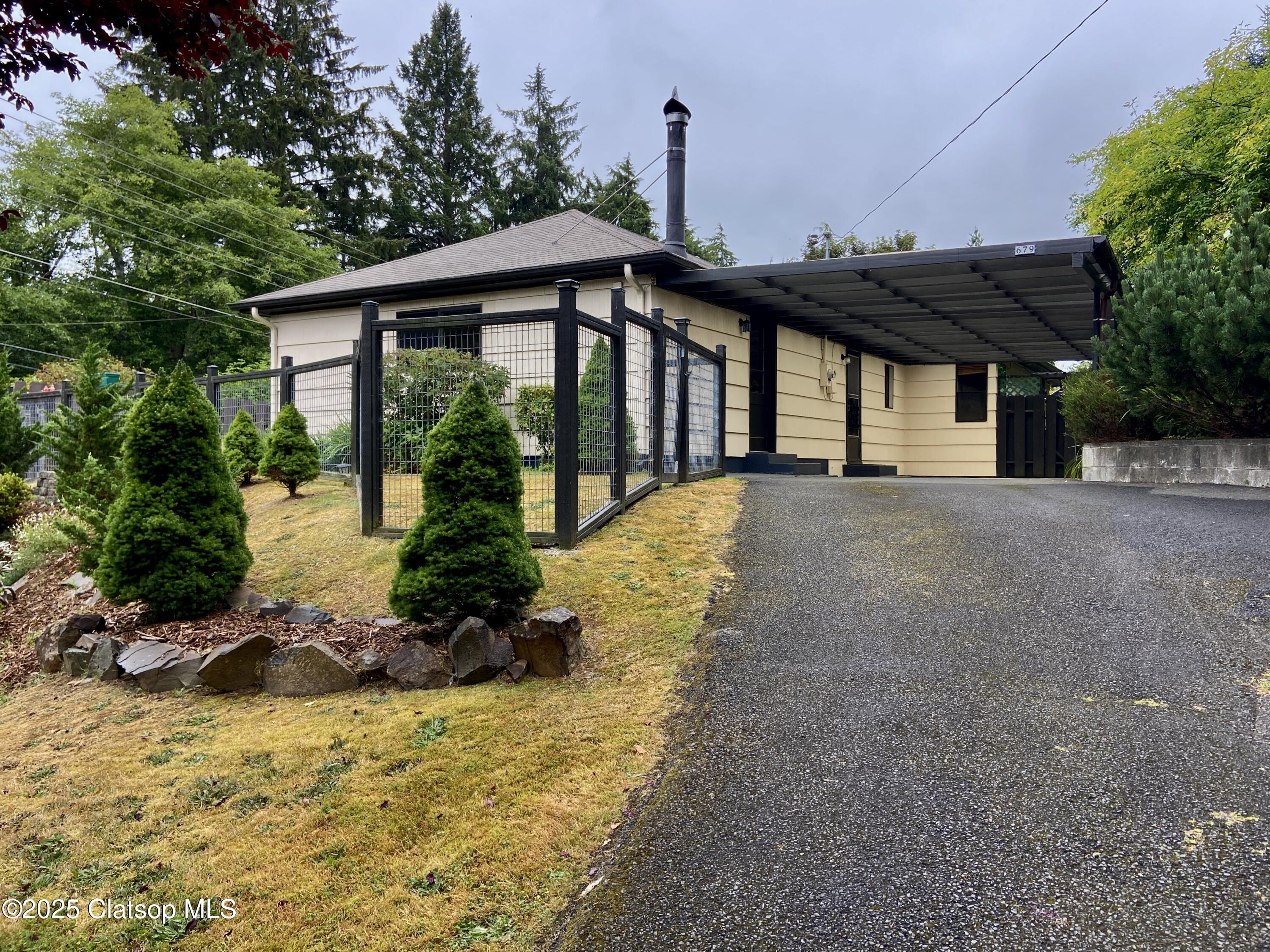 679 Clatsop Avenue Property Photo 5
