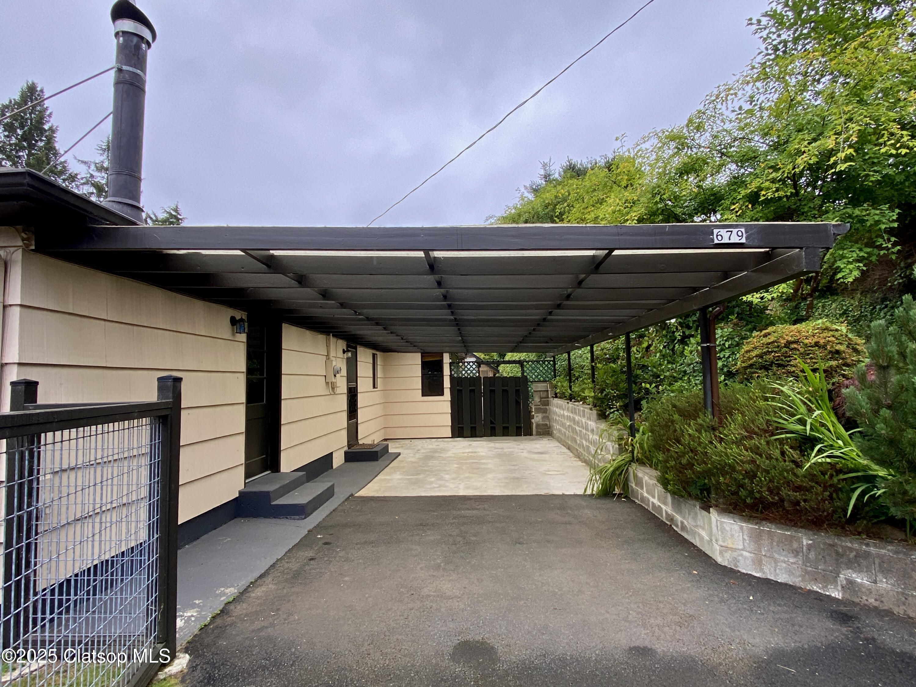 679 Clatsop Avenue Property Photo 6