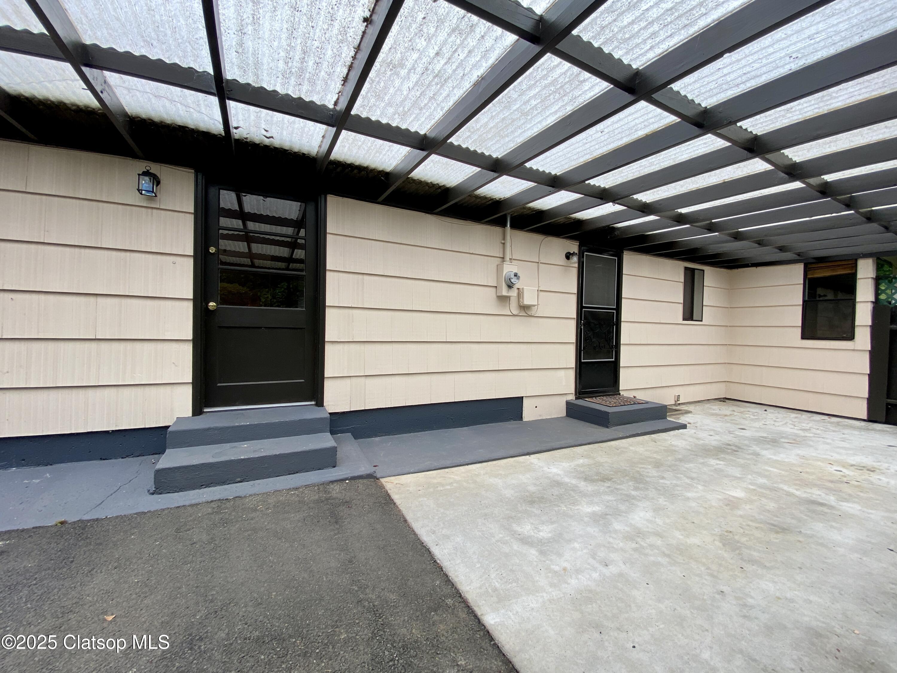 679 Clatsop Avenue Property Photo 7