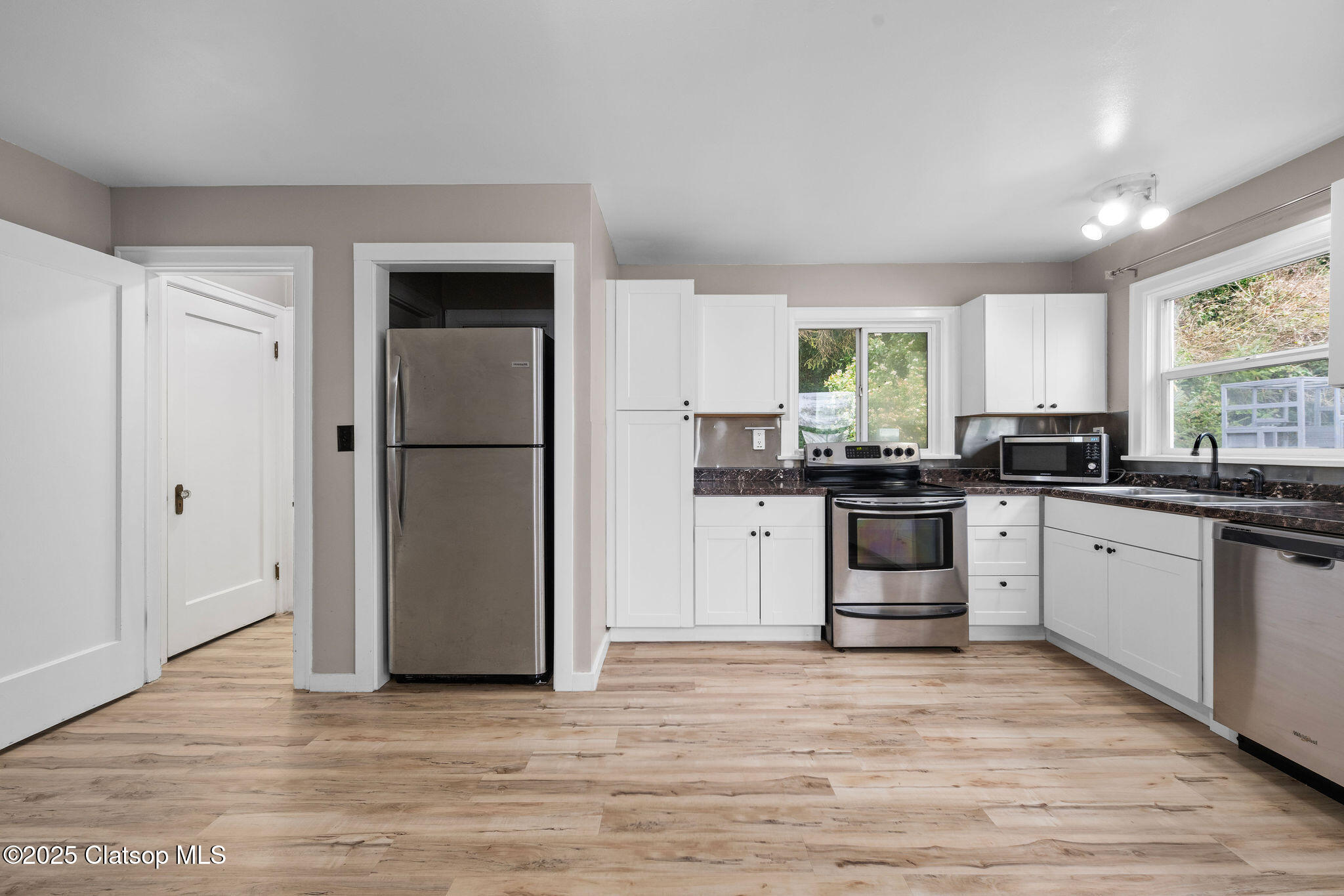 627 W Marine Drive Property Photo 15