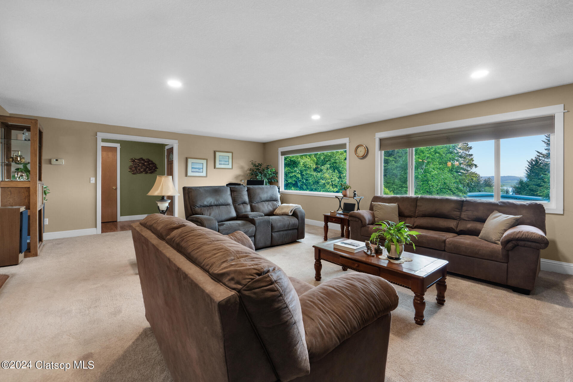 275 W Niagara Avenue Property Photo 15