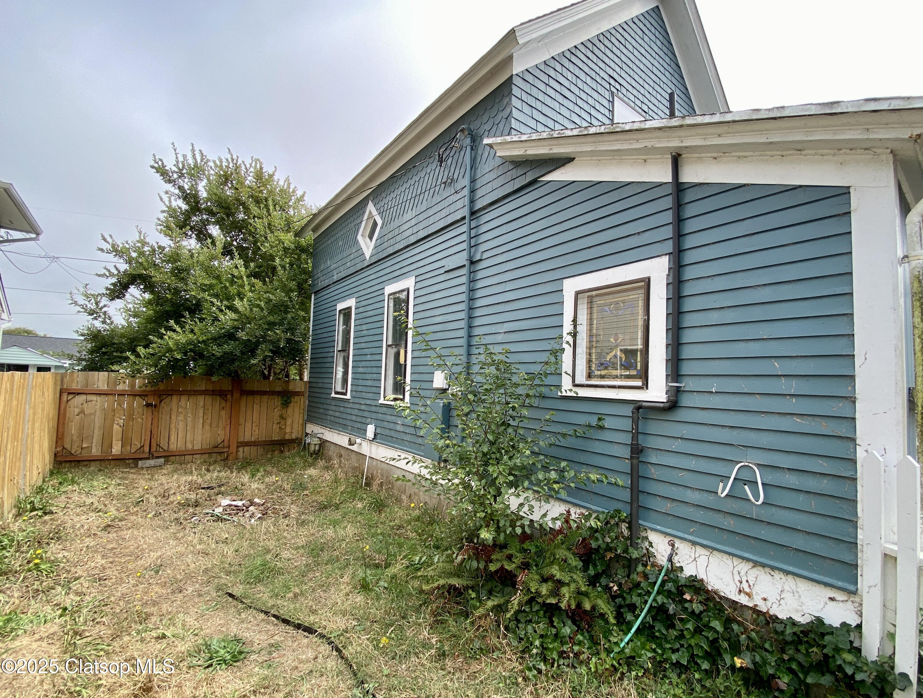 2416 Oregon Street Property Photo 4