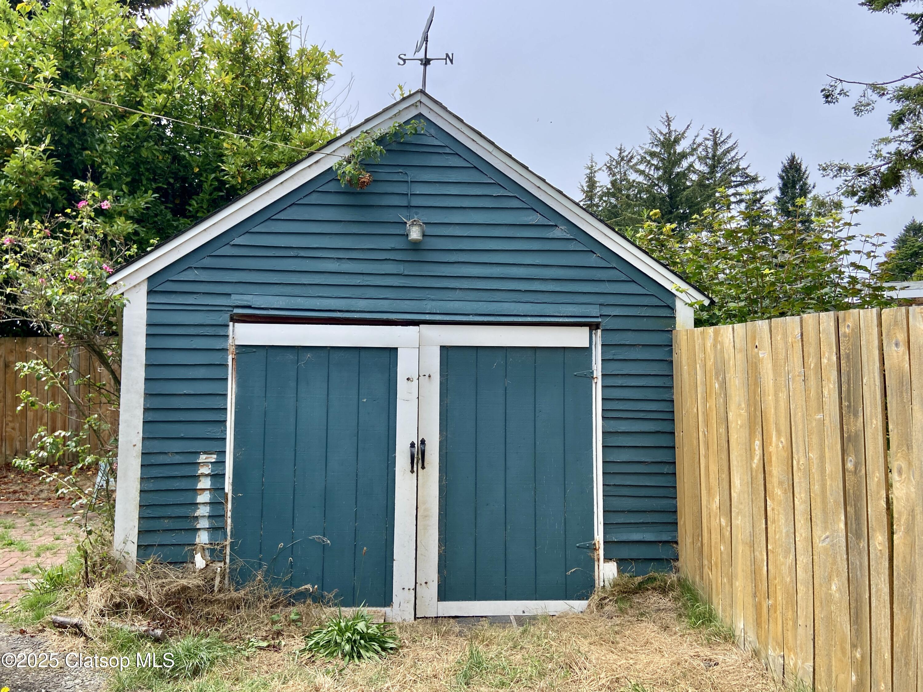 2416 Oregon Street Property Photo 8